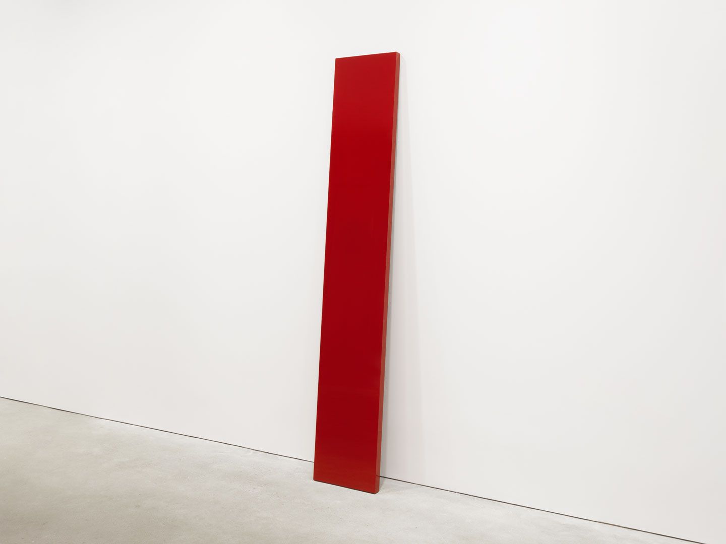 An untitled sculpture by John McCracken, dated 1982.