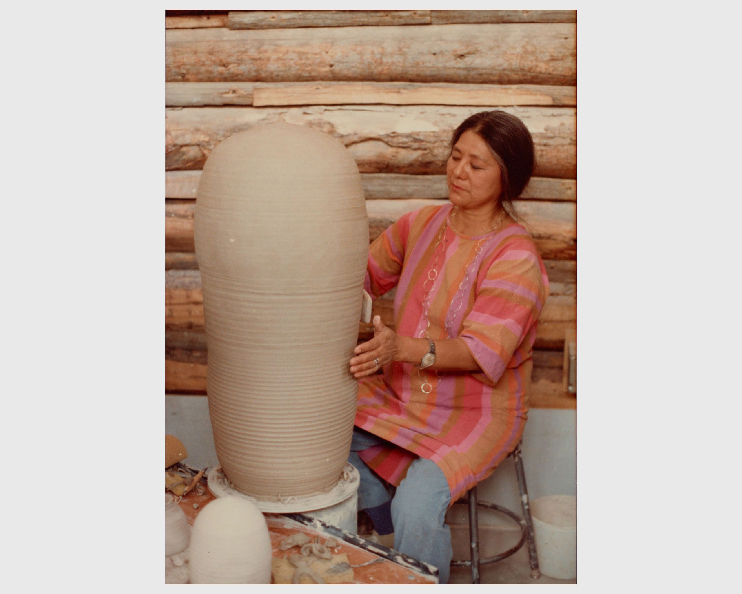 Toshiko Takaezu in her studio