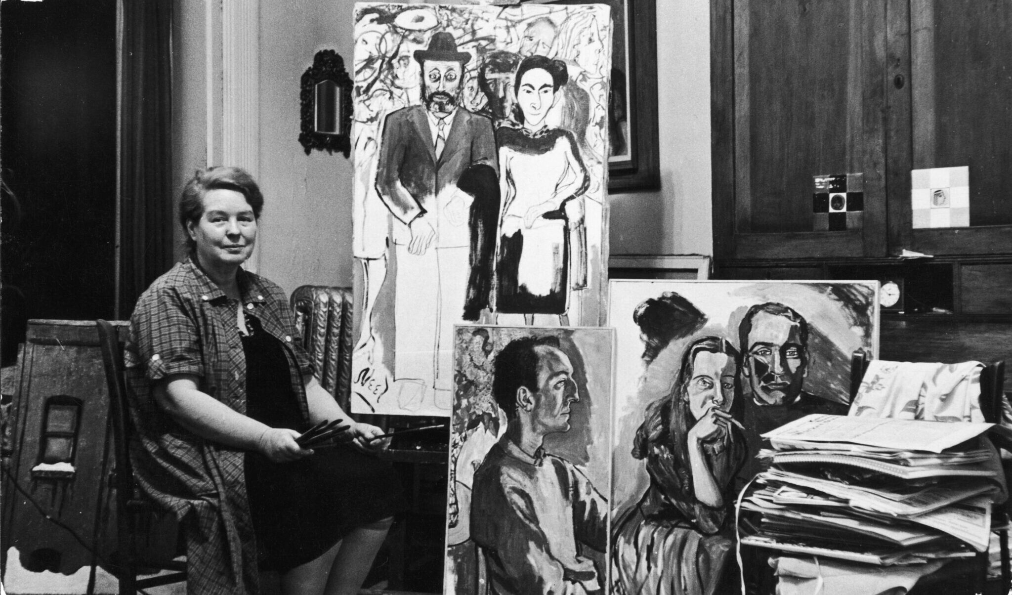 A photo of Alice Neel in her studio in 1960.