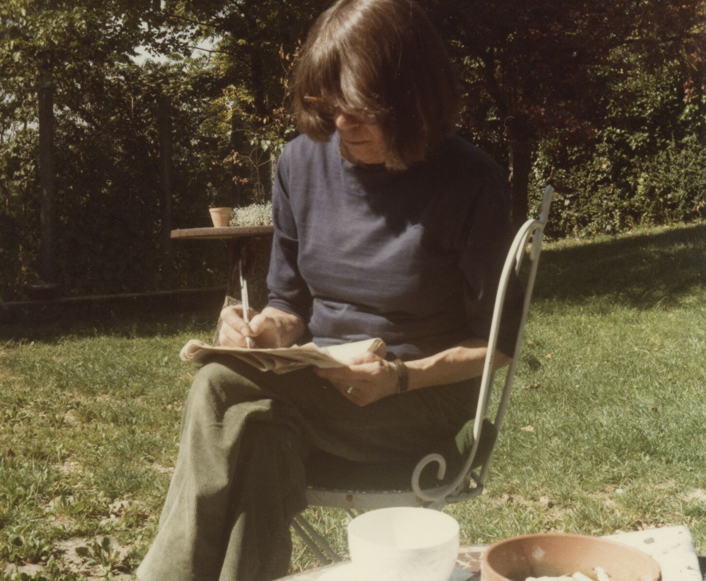 A photo of Joan Mitchell in Vétheuil, dated 1985.
