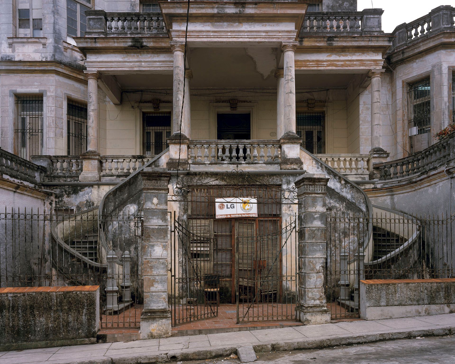 A photograph by Stan Douglas, titled Villa Geraldine / LG Service, Cerro, dated 2004.