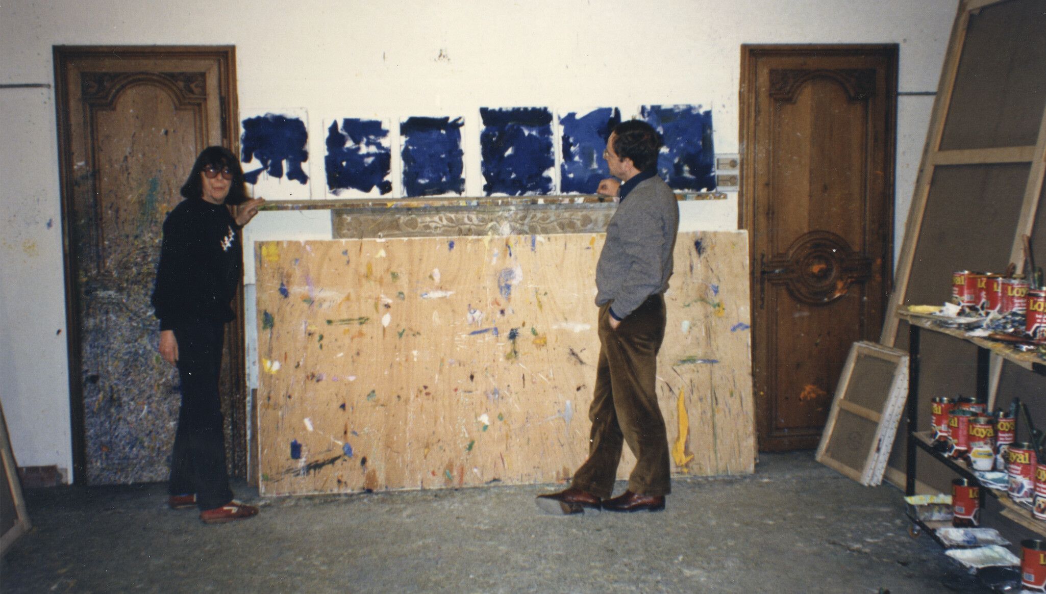 A photo of Joan Mitchell and an unidentified person in her Vétheuil studio.