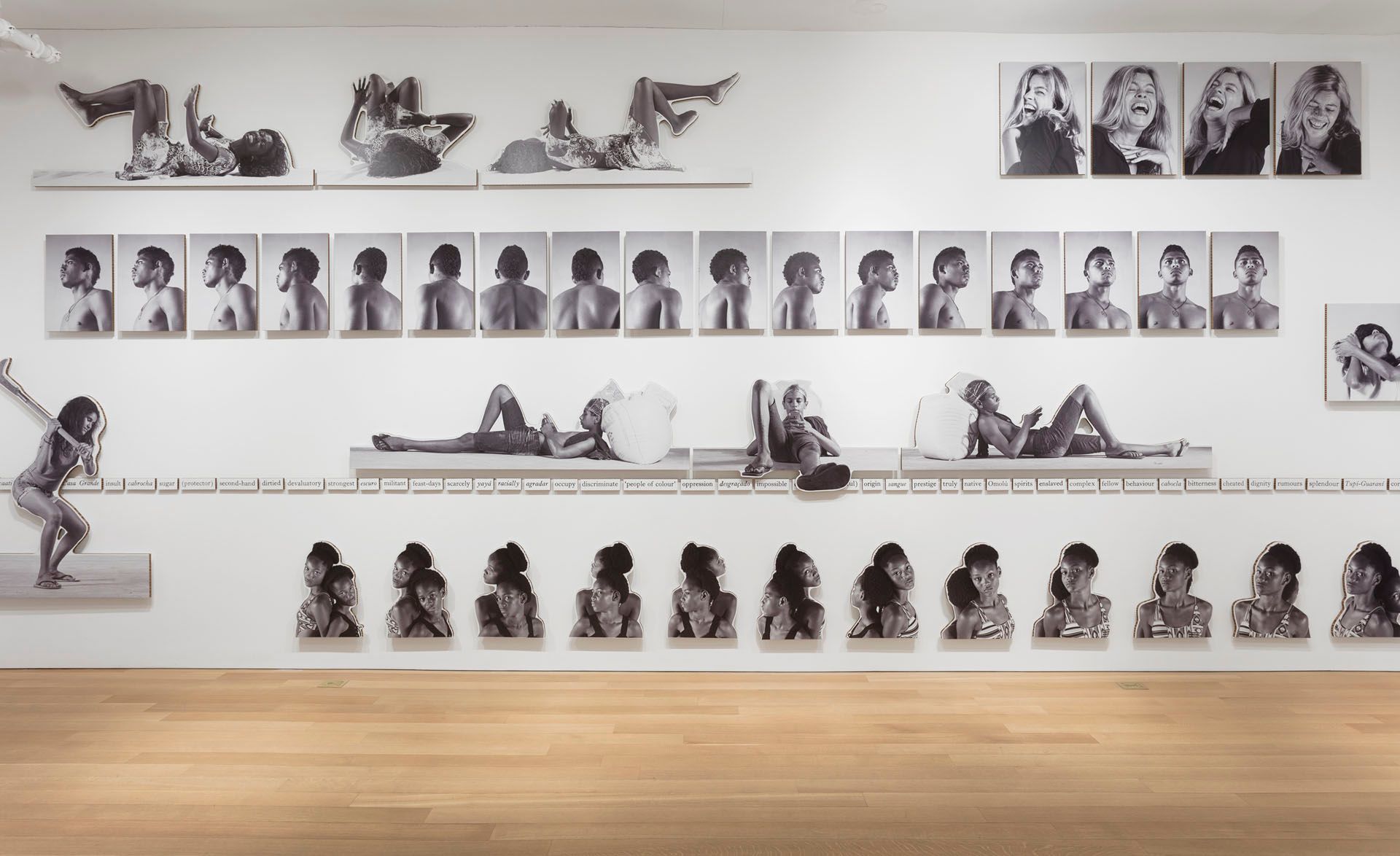 An installation by Jonathas de Andrade, titled Menosprezo / Belittle, por Oristes, dated 2017.