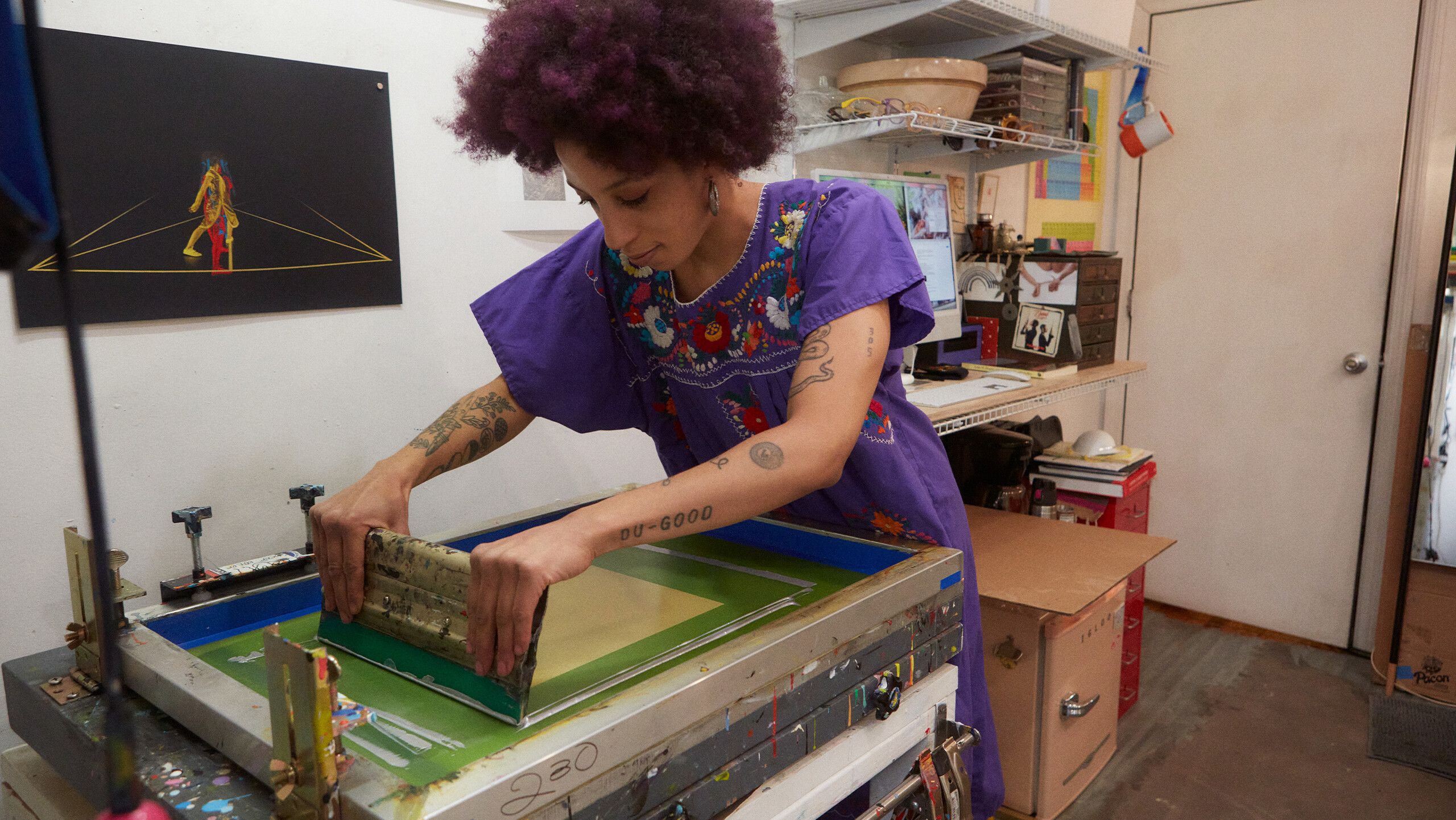 A photograph of Diuguid pulling an impression of Gale’s print by Rafael Rios, dated 2022.