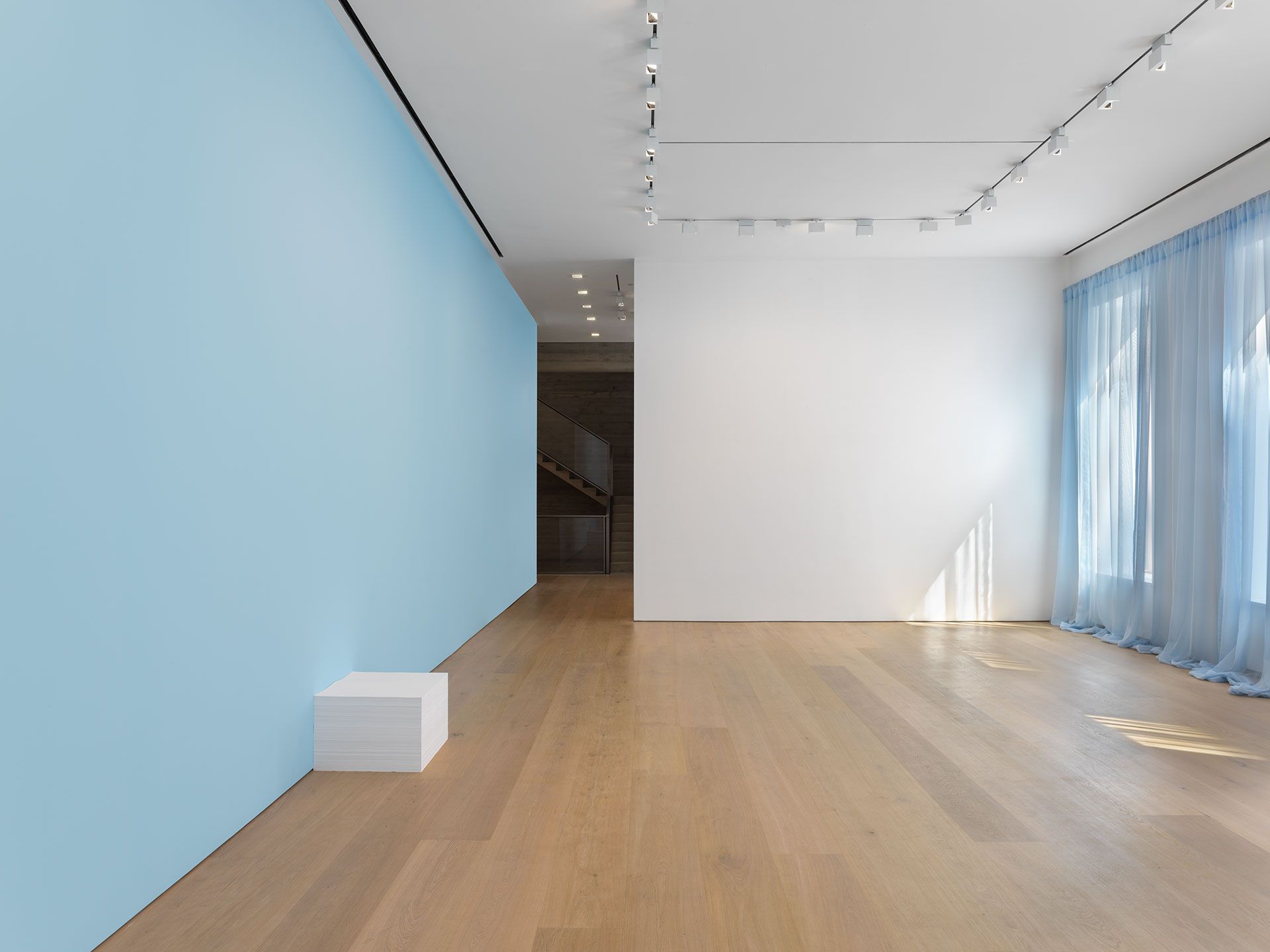 Installation view of the exhibition Felix Gonzalez-Torres, at David Zwirner New York, dated 2017.