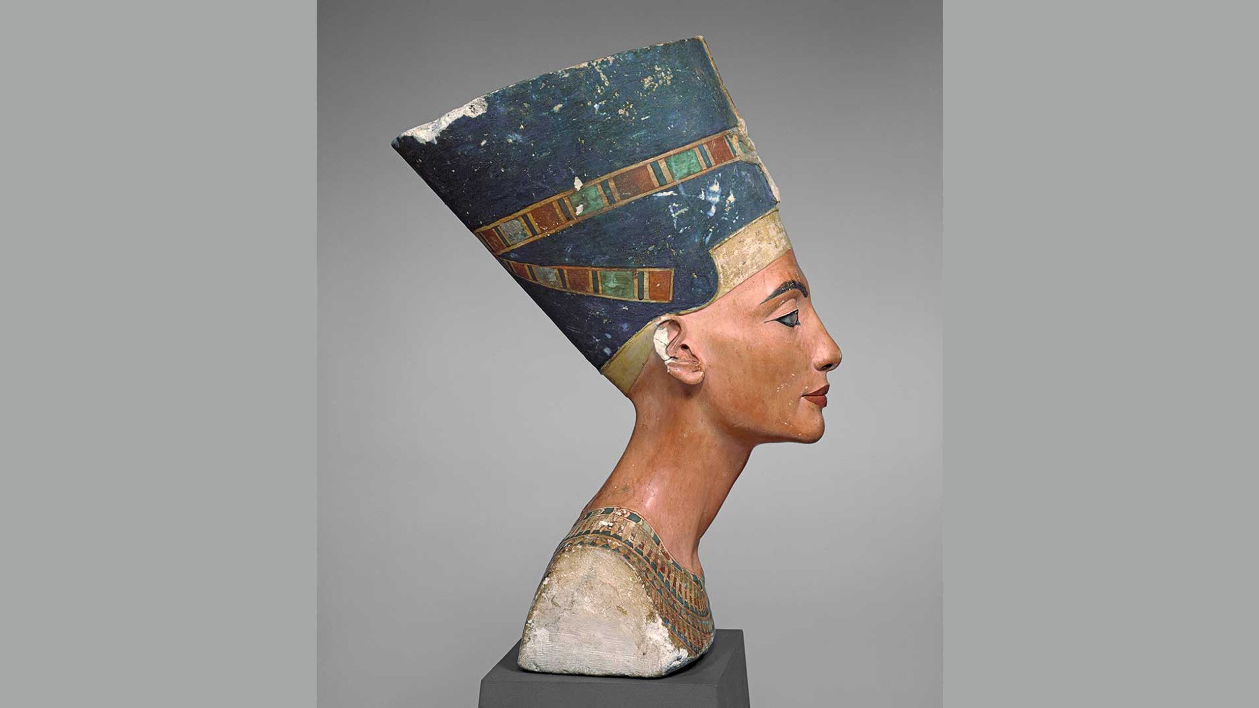 Model bust of Nefertiti in Neues Museum in Berlin