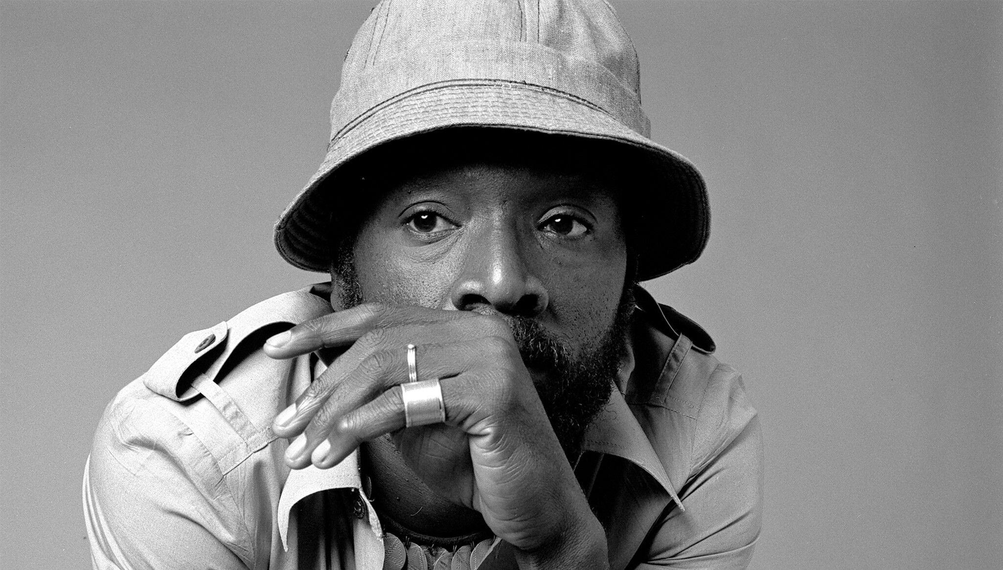 A photograph of Raymond Saunders, dated 1970s. Photo by Anthony Barboza
