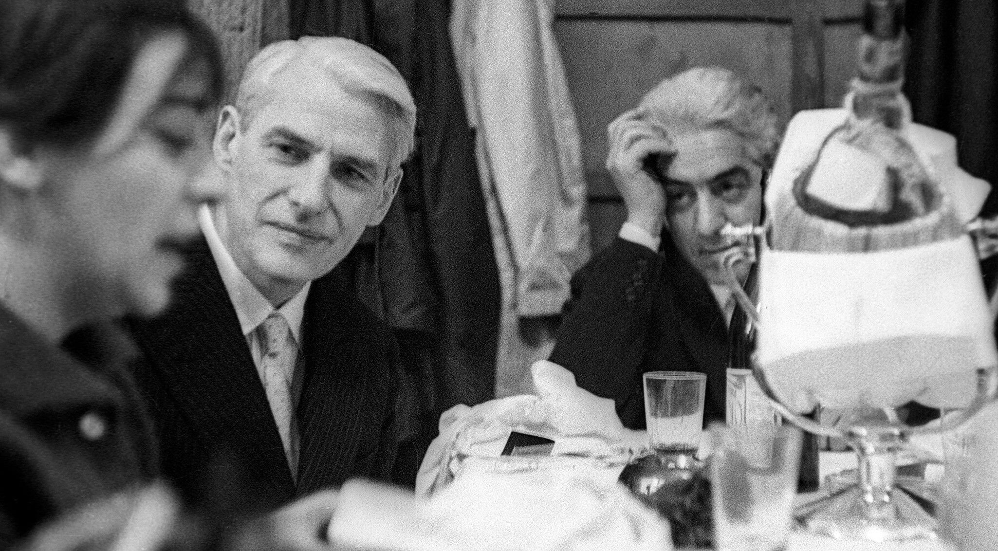 A photo of Willem de Kooning (left) and Afro (right) at de Kooning’s goodbye dinner at the Ristorante Re Degli Amici, Rome, 1960.