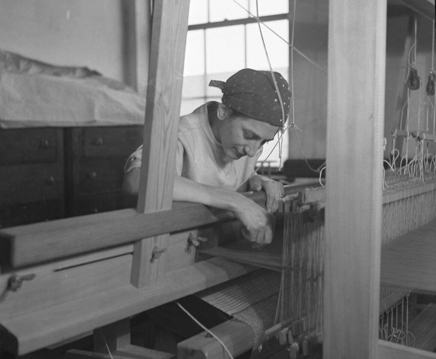 A photo of Anni Albers in her weaving studio at Black Mountain College, dated 1937