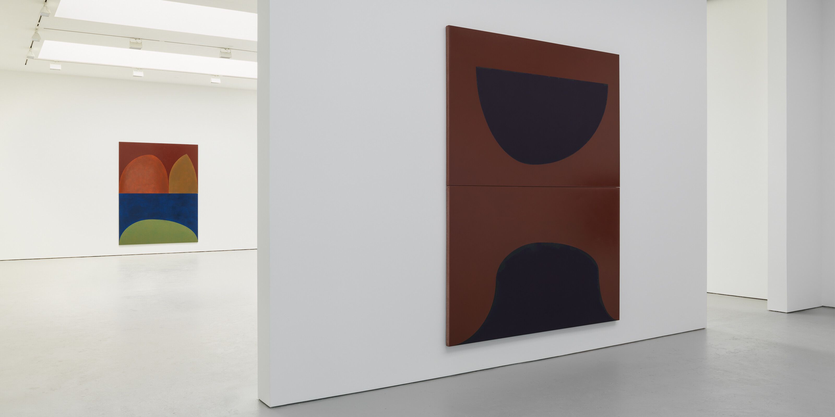 Installation view of the exhibition Suzan Frecon: oil paintings and sun, at David Zwirner in New York, dated 2015.