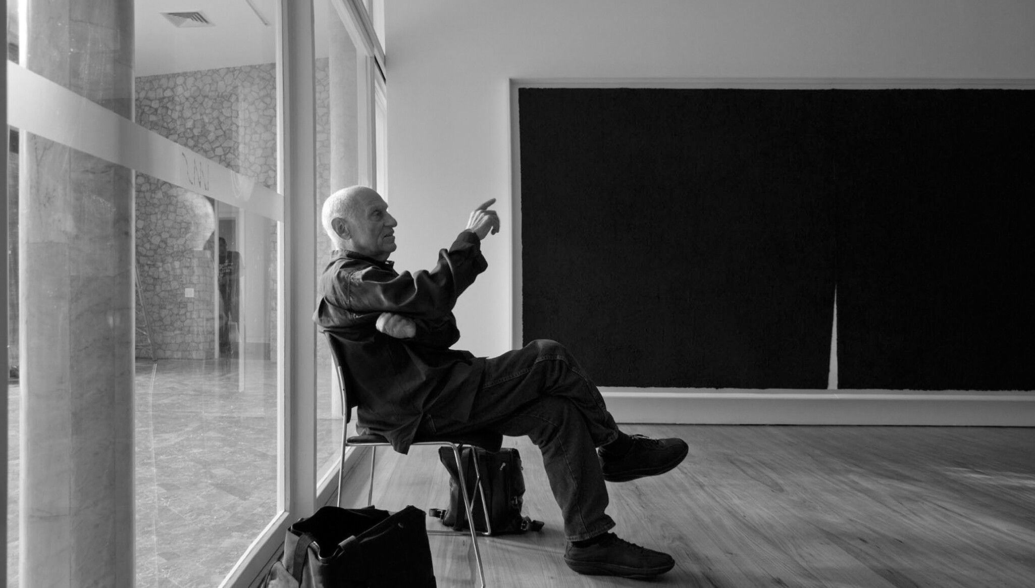 Richard Serra in front of Double Rift #6 (2013), on view in Richard Serra: desenhos na casa da Gávea, Instituto Moreira Salles, Rio de Janeiro, dated 2014. A Photo by Cristiano Mascaro
