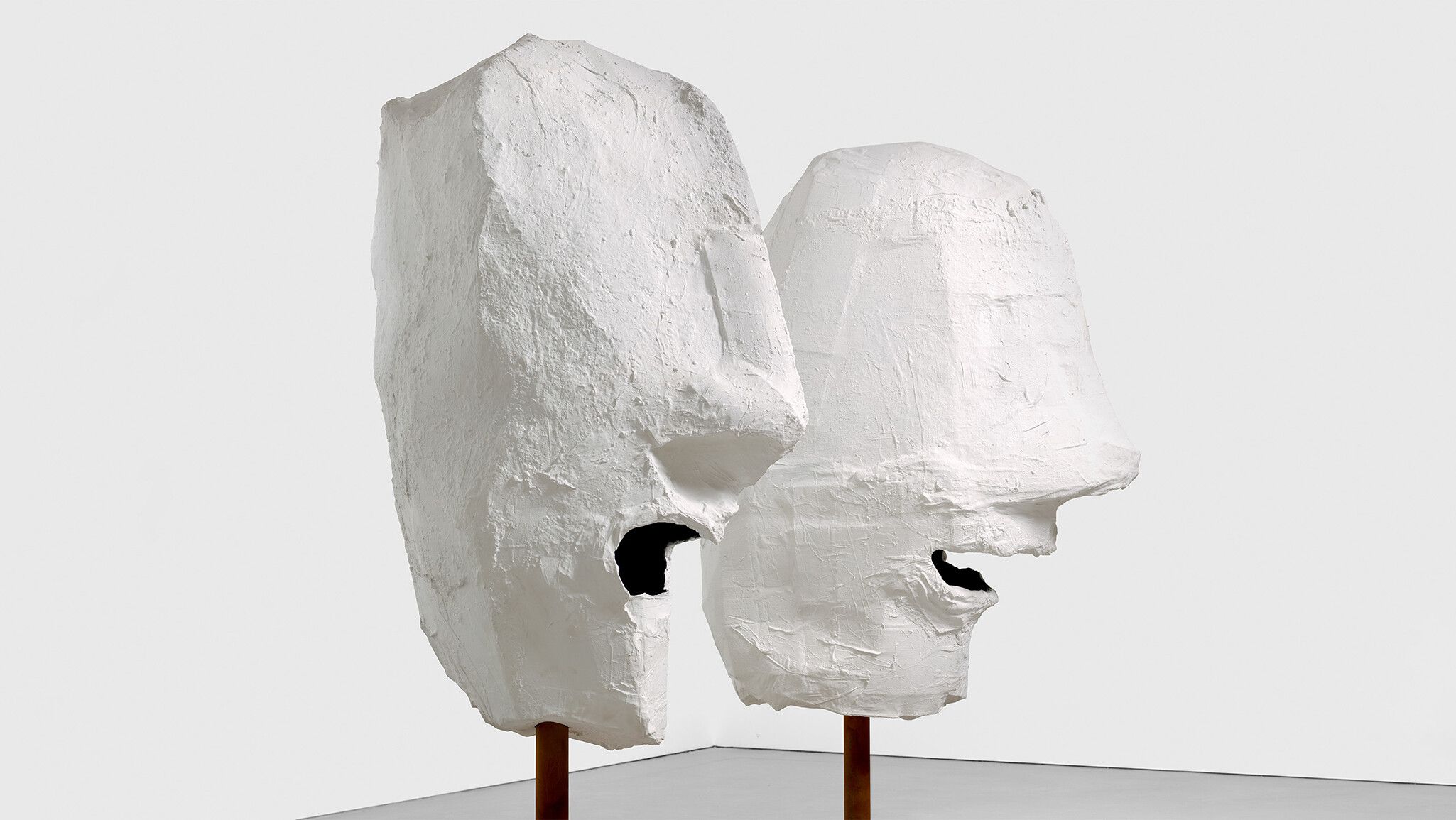 A sculpture titled Lemurenköpfe (Lemure Heads) by Franz West, dated 1992/2000.