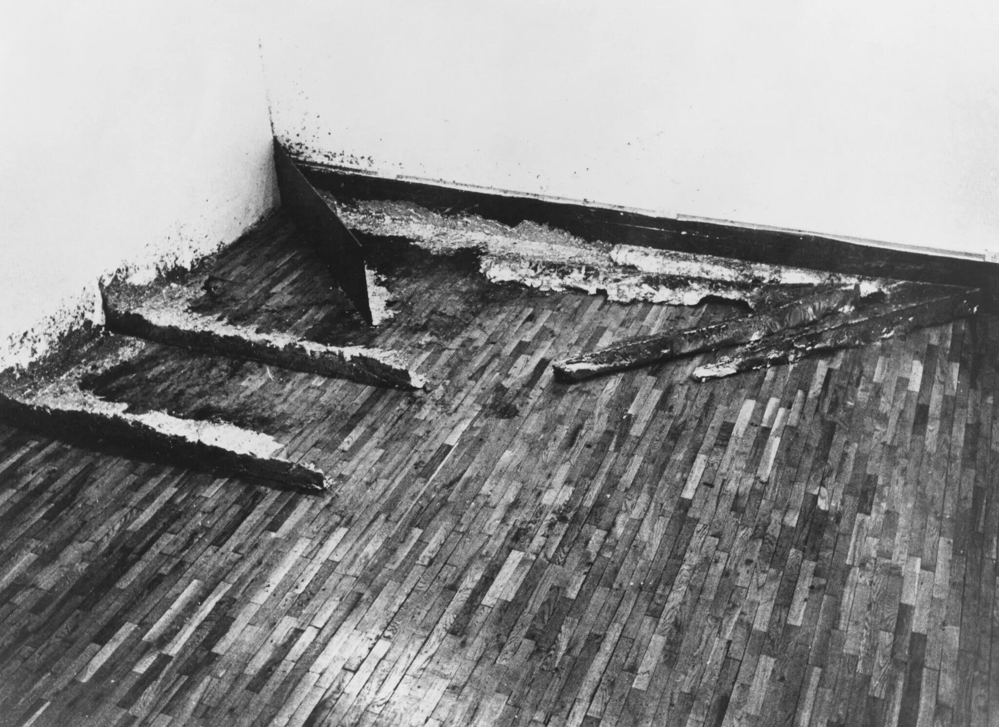 Richard Serra, “Splash Piece: Casting,” 1969-70. Serra created an installation in Jasper Johns’s home by splashing molten lead against a steel plate jutting out from the corner of a wall and letting it harden into impromptu fragments.Credit...