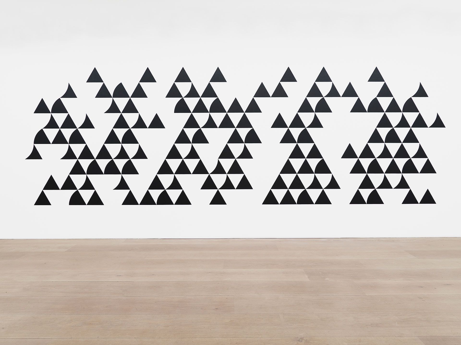 A painting by Bridget Riley, titled Quiver 3, dated 2014.