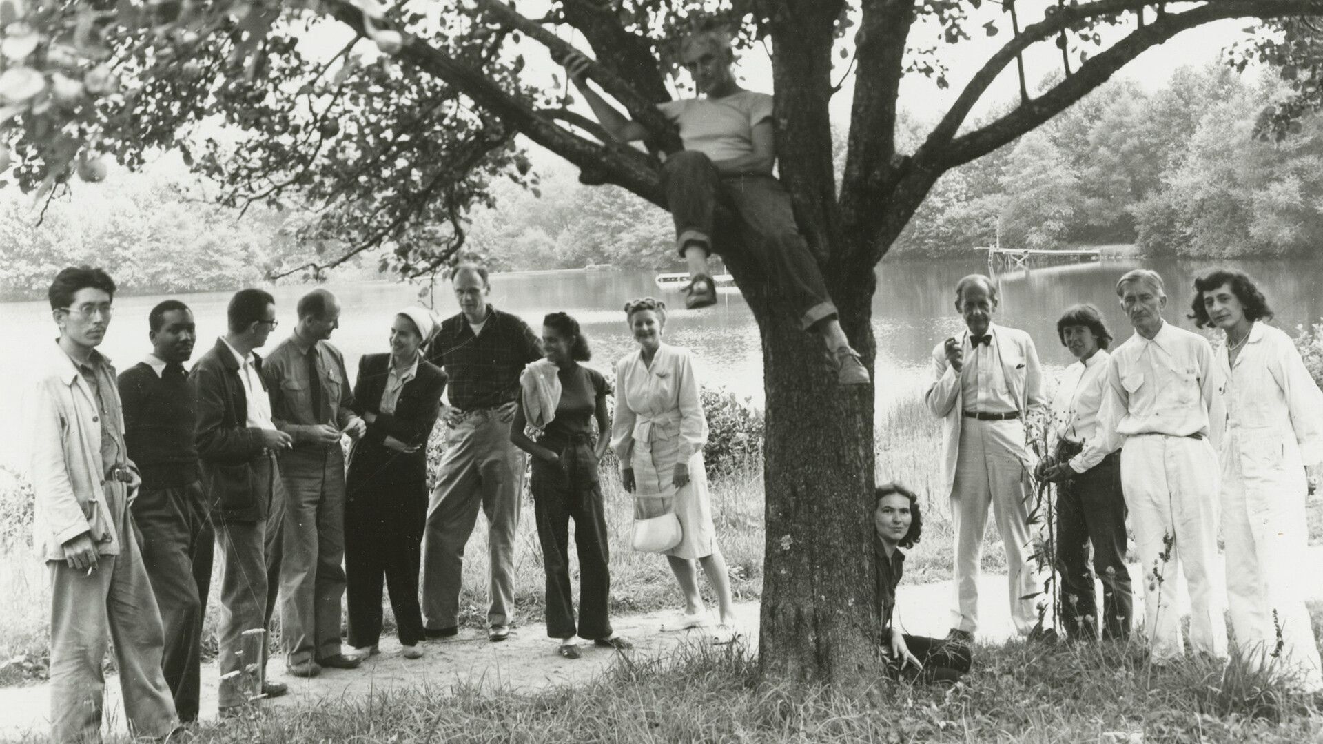 A group photo of students and staff at Black Mountain college, dated 1946.