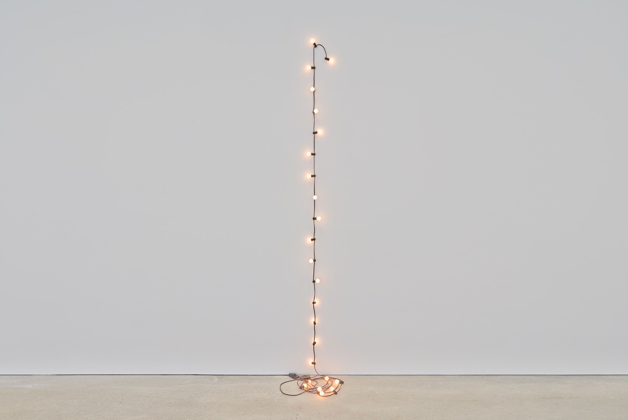 Light bulbs, plastic light sockets, electrical cord, and a dimmer switch by Felix Gonzalez-Torres, titled "Untitled" (Last Light), dated 1993.