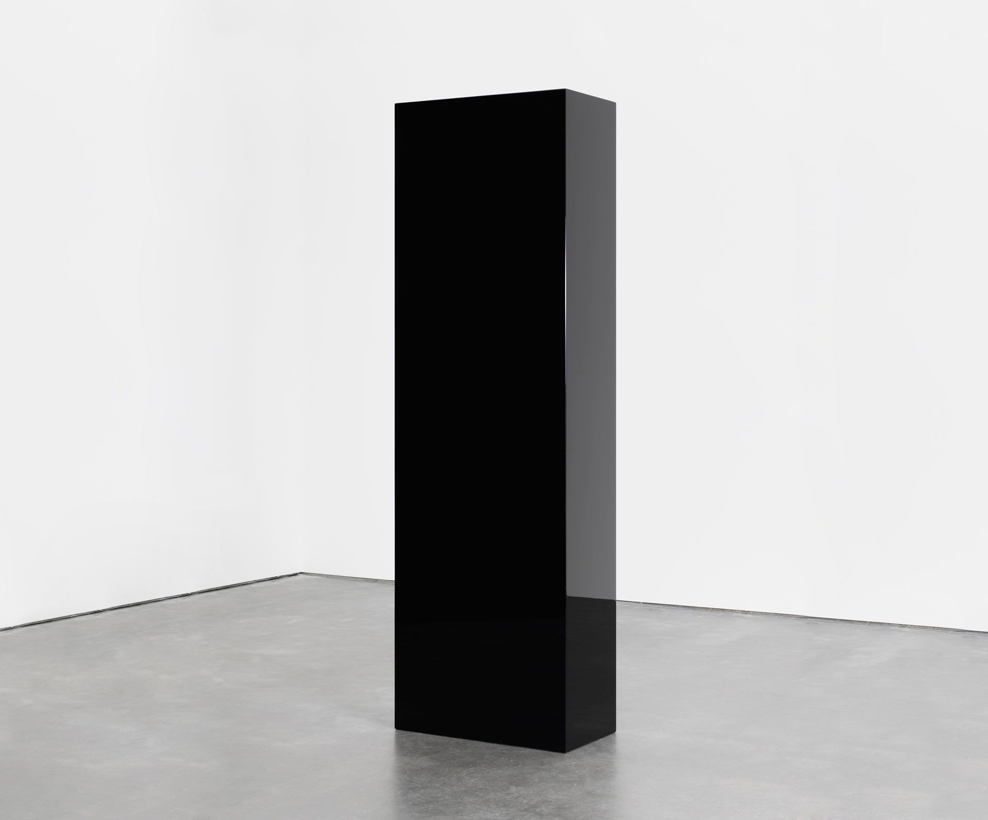 A sculpture by John McCracken, titled Wave, dated 2004.