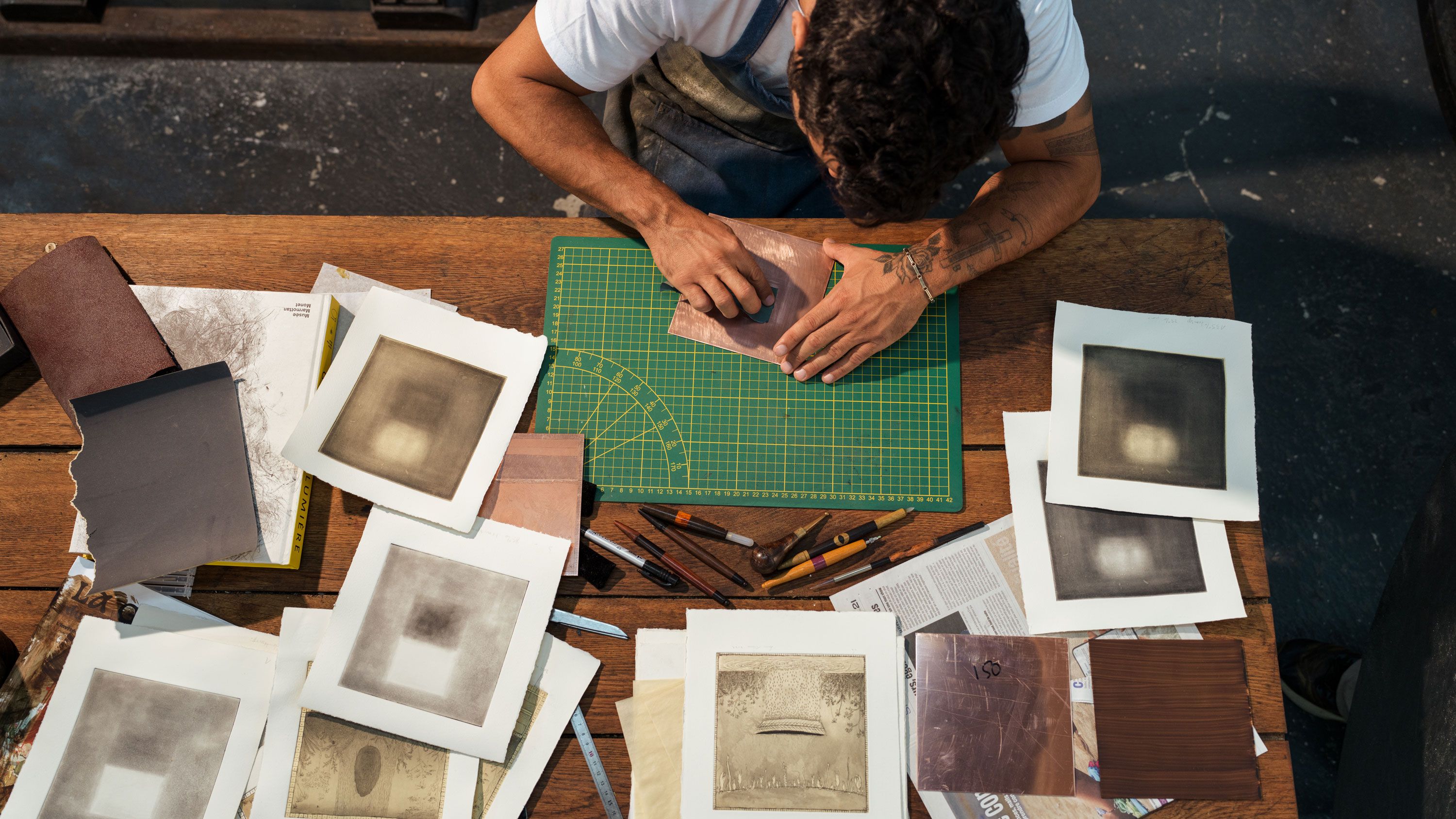 Lucas Arruda working on the copper plate in his studio, dated 2023