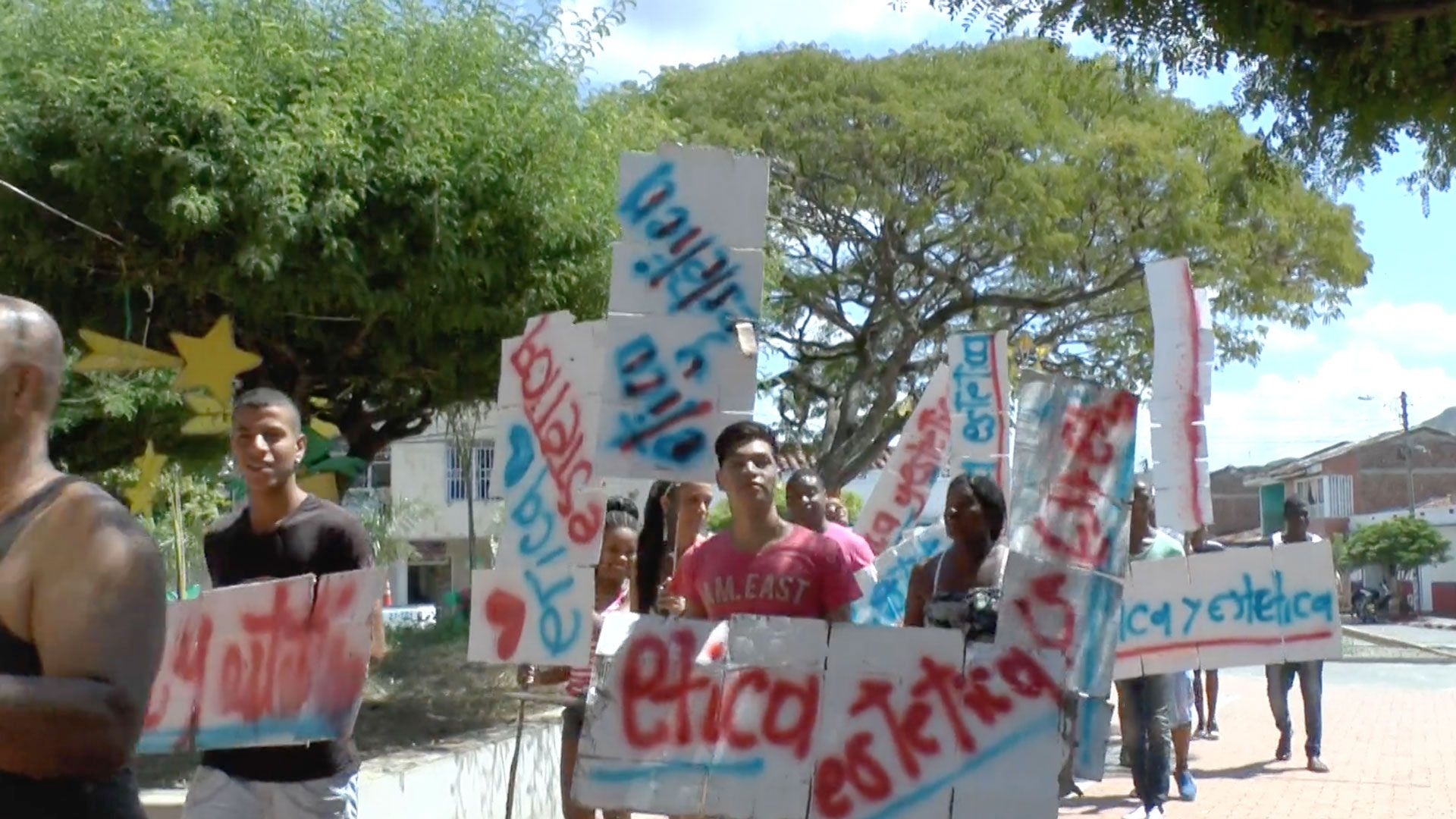 An image of a workshop lead by Oscar Murillo in La Paila, dated 2020.