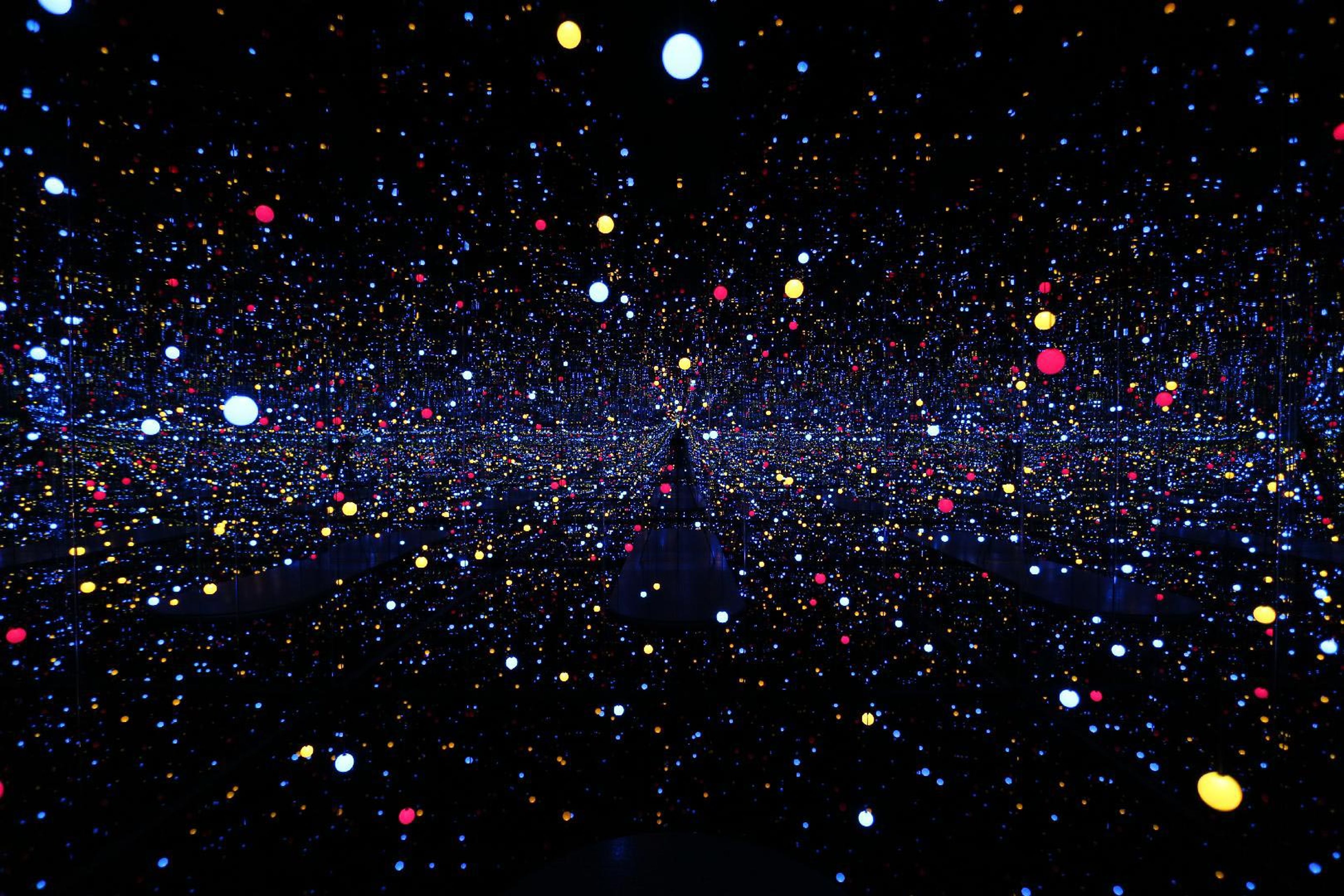 An installation by Yayoi Kusama, titled INFINITY MIRRORED ROOM-GLEAMING LIGHTS OF THE SOULS, dated 2008.