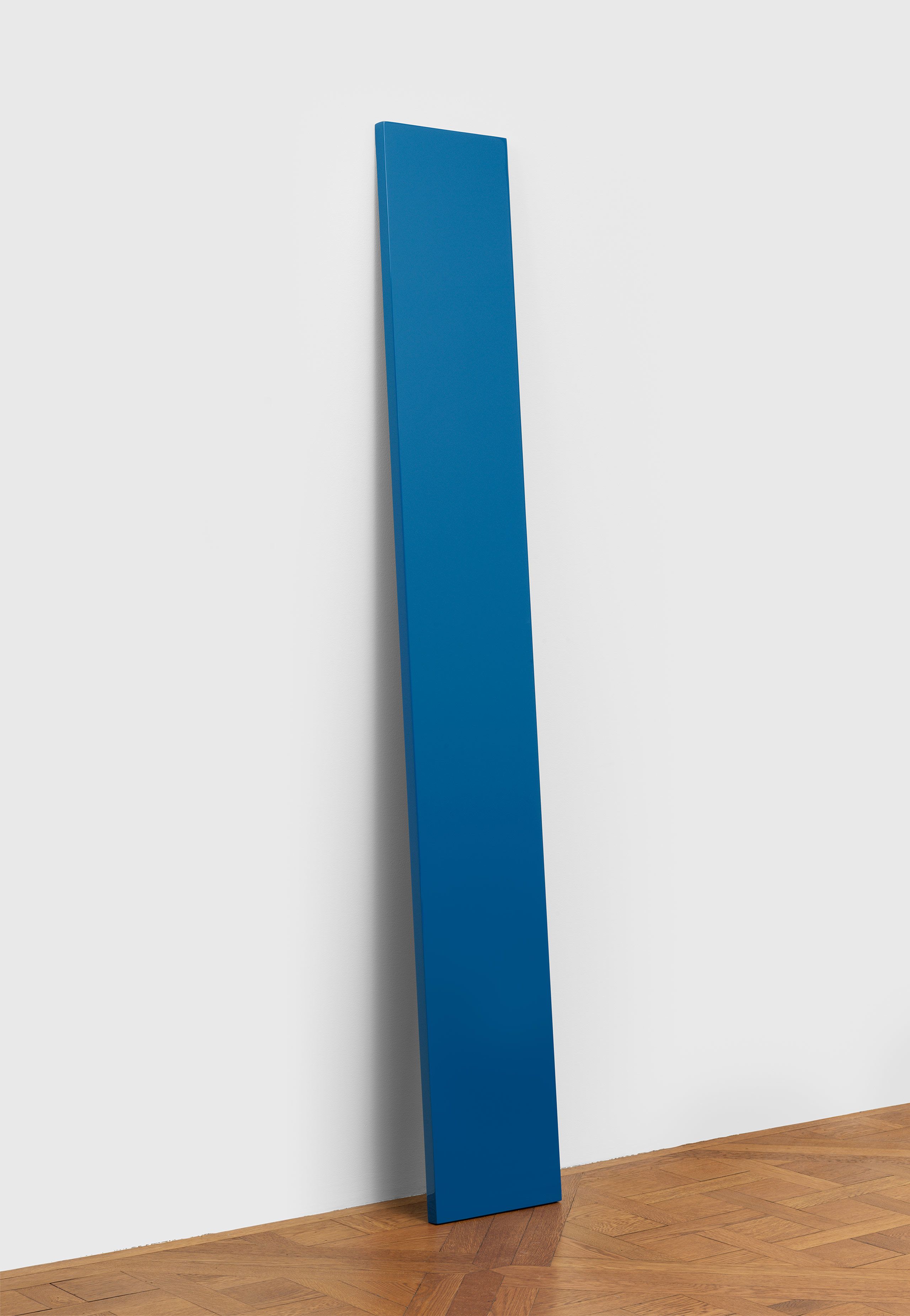 An untitled polyester resin, fiberglass, and plywood sculpture by John McCracken, dated 1976.