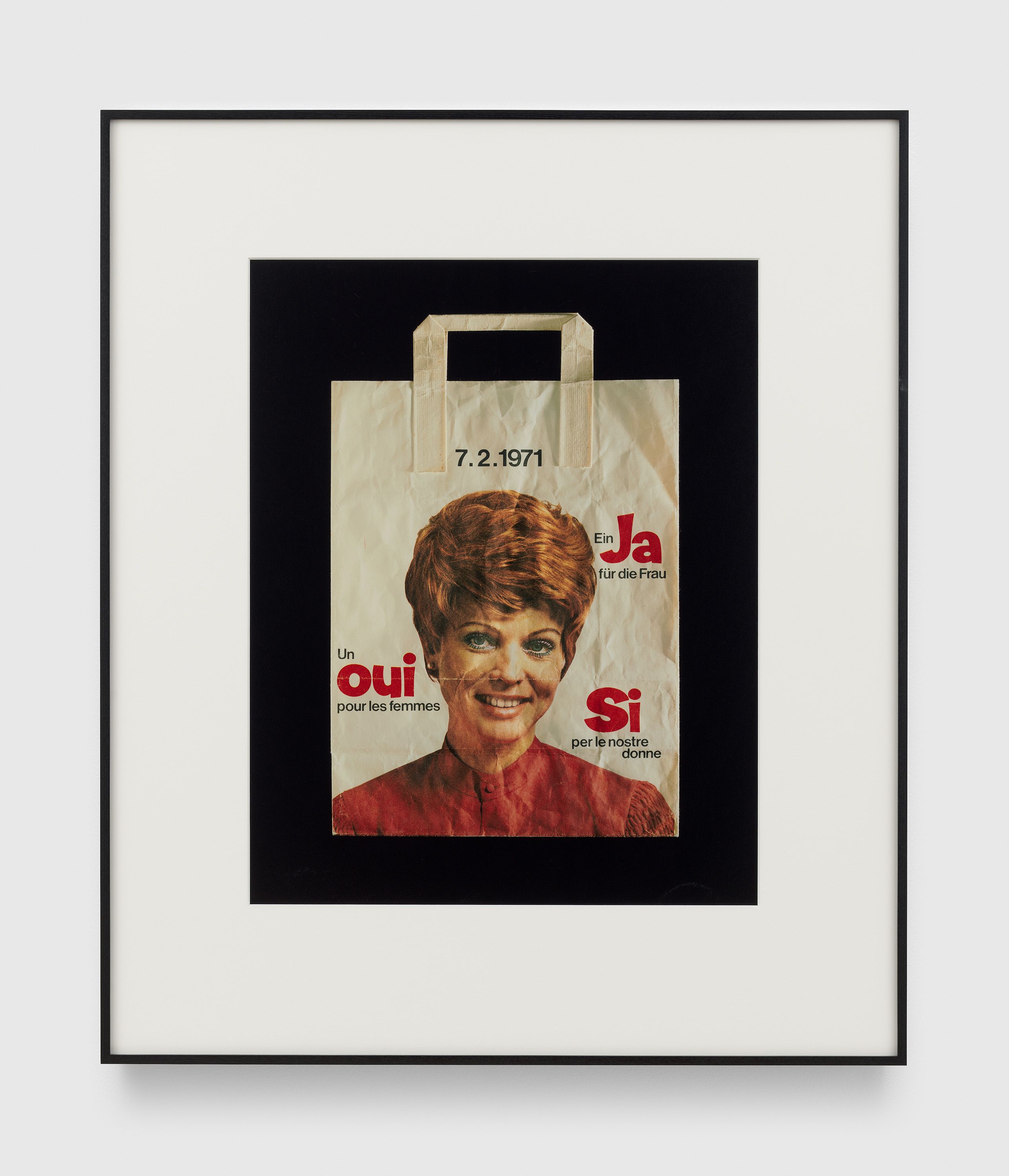 A photograph by Christopher Williams, titled Papiertaschen STANDARD Griffe: Flachhenkel, weiß, translated as Paper Bags Standard Handles, flat handle, white, dated 2018.