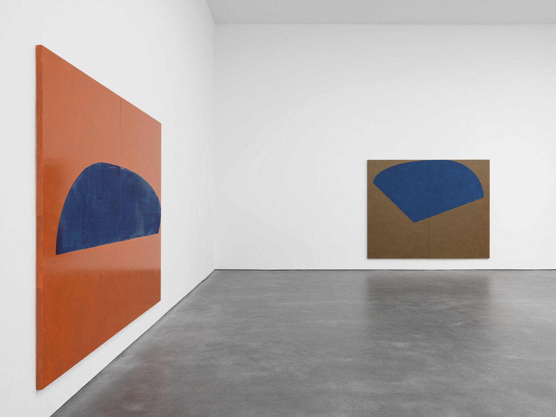 An installation view of an exhibition titled Suzan Frecon: oil paintings, at David Zwirner, New York, in 2020.