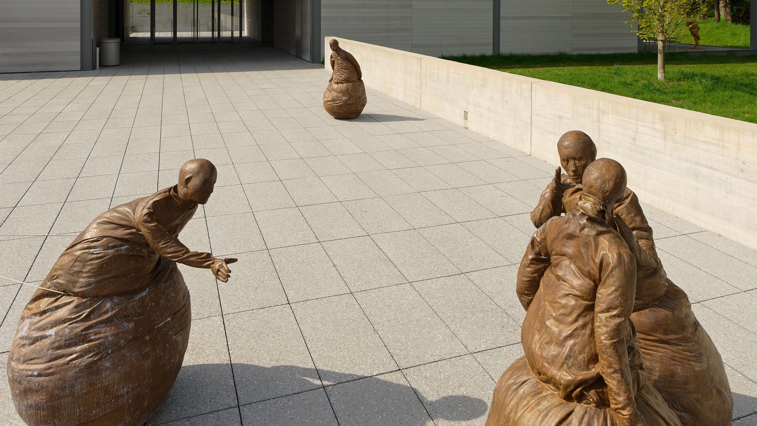 An installation by Juan Muñoz, titled Conversation Piece, dated 2001, installed in Juan Muñoz at the Clark, Sterling and Francine Clark Art Institute, Williamstown, Massachusetts, 2010.