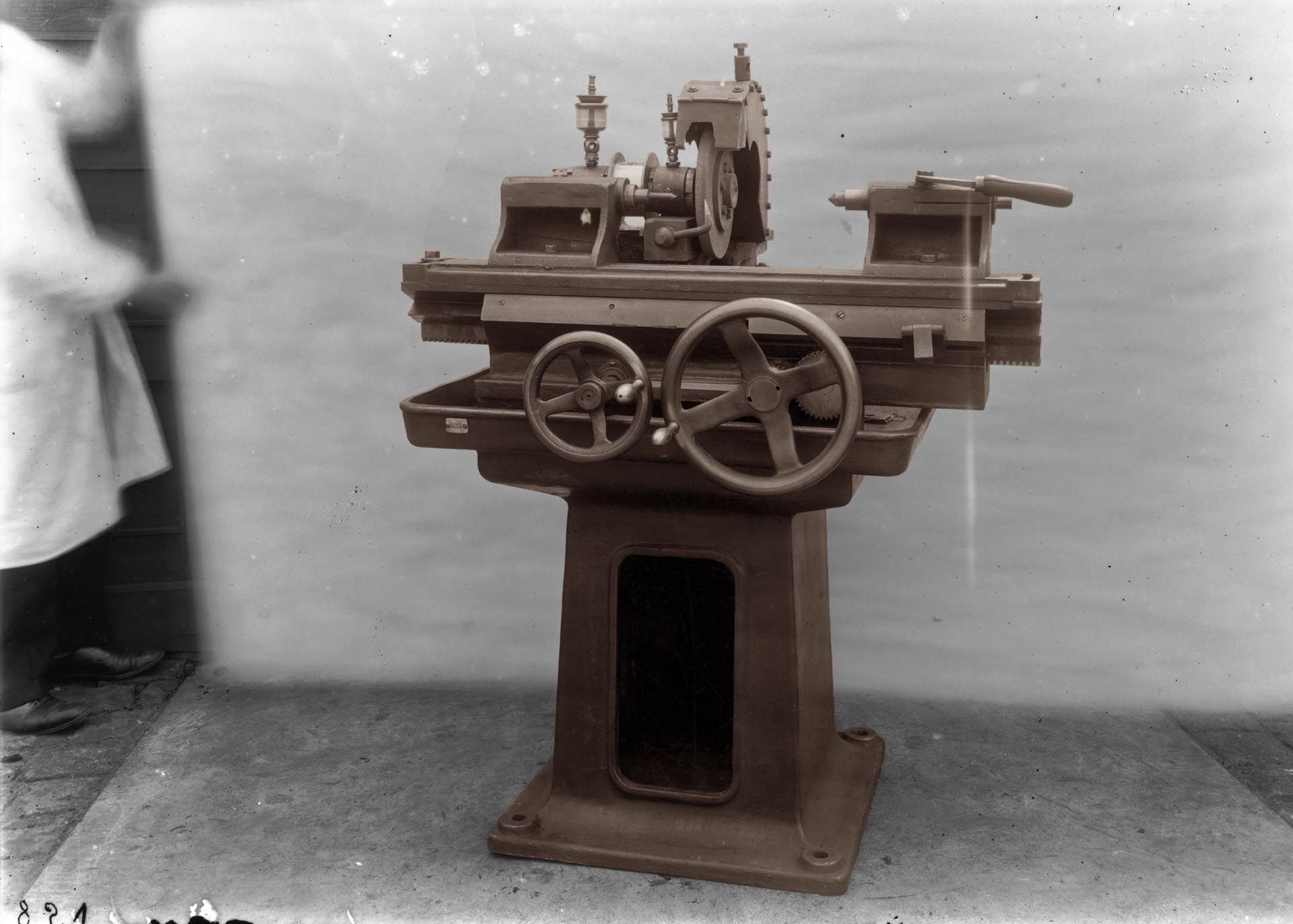 A photograph by Thomas Ruff, titled Maschinen 0821, dated 2003.