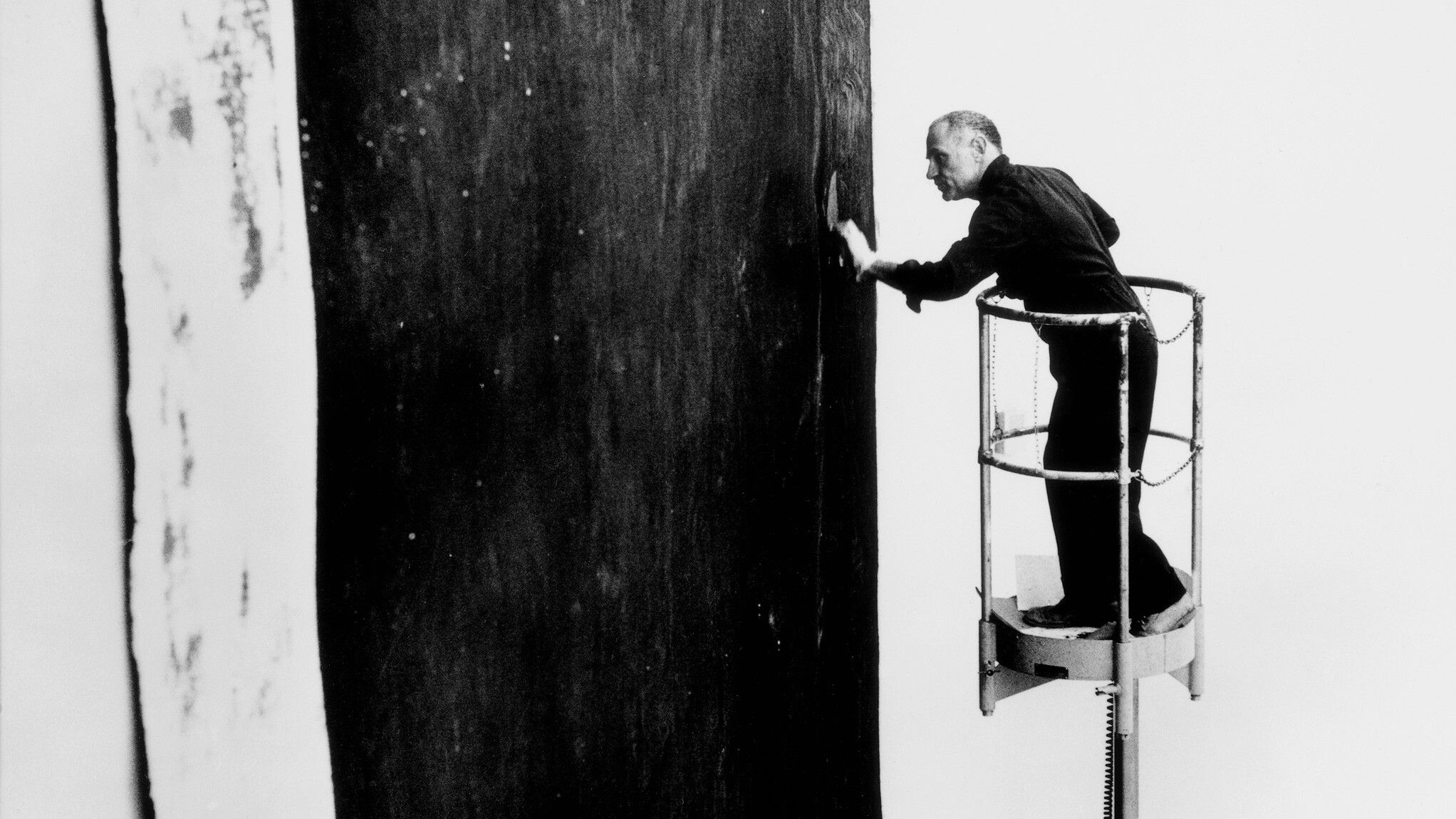 A photograph of Richard Serra at work on Alameda Street, 1980. Photograph: Ulrich Baatz.