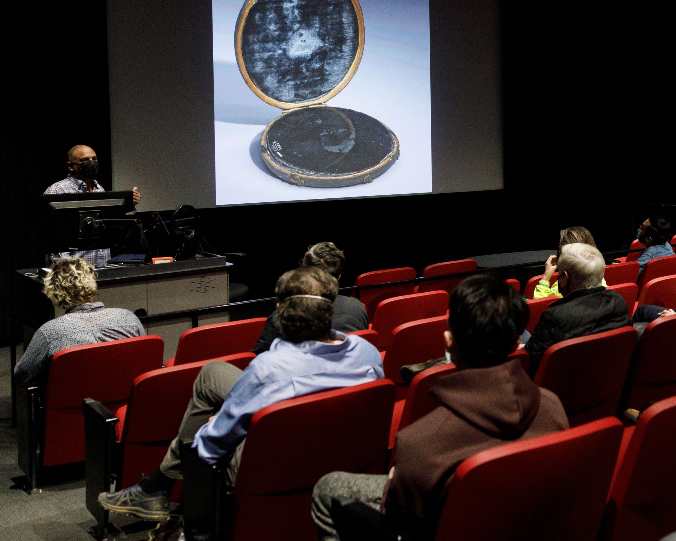A photo by Juan Posada of a graduate art seminar with Stan Douglas at ArtCenter College of Design, dated 2022. 