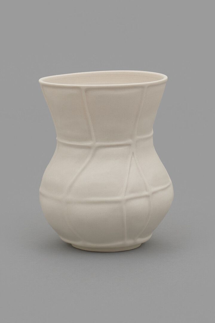 A sculpture by Shio Kusaka, titled (grid 172), dated 2020.