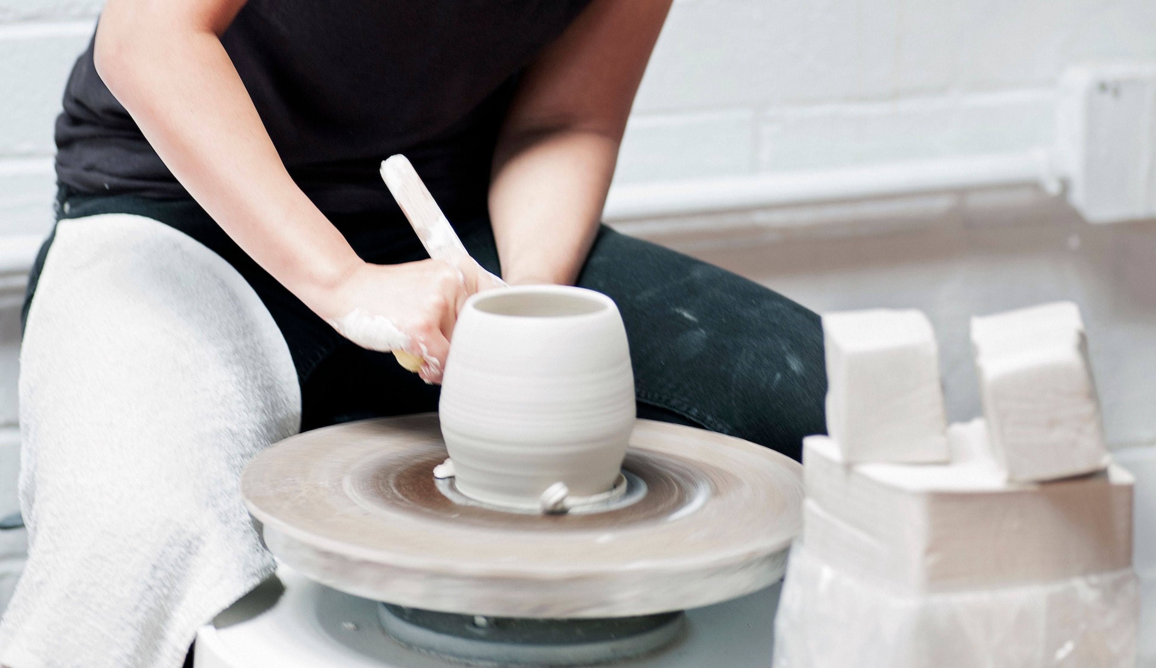 Shio Kusaka in her studio, dated 2006. Photo by Aubrey Mayer