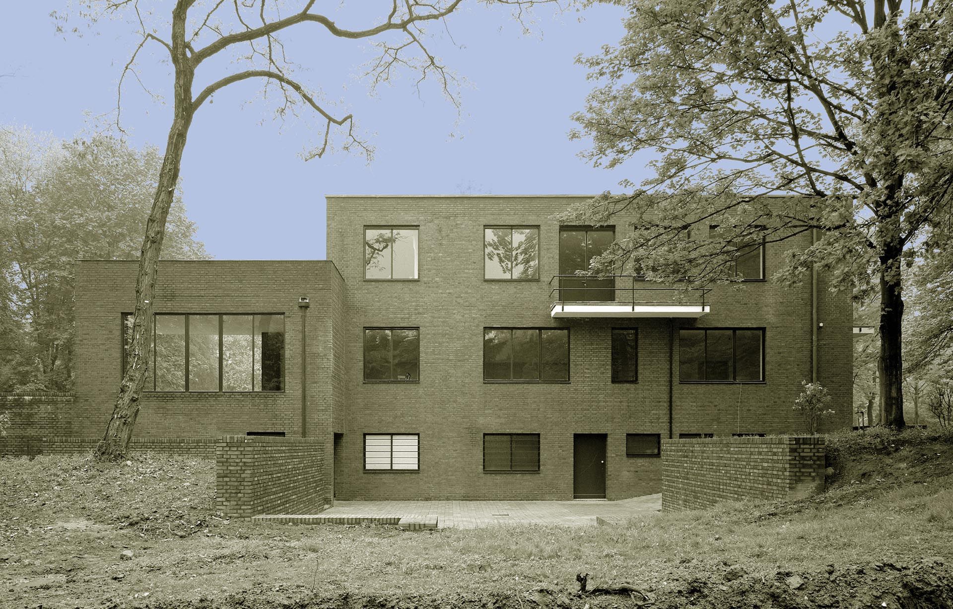 A photograph by Thomas Ruff, titled h.e.k 04, dated 2000.