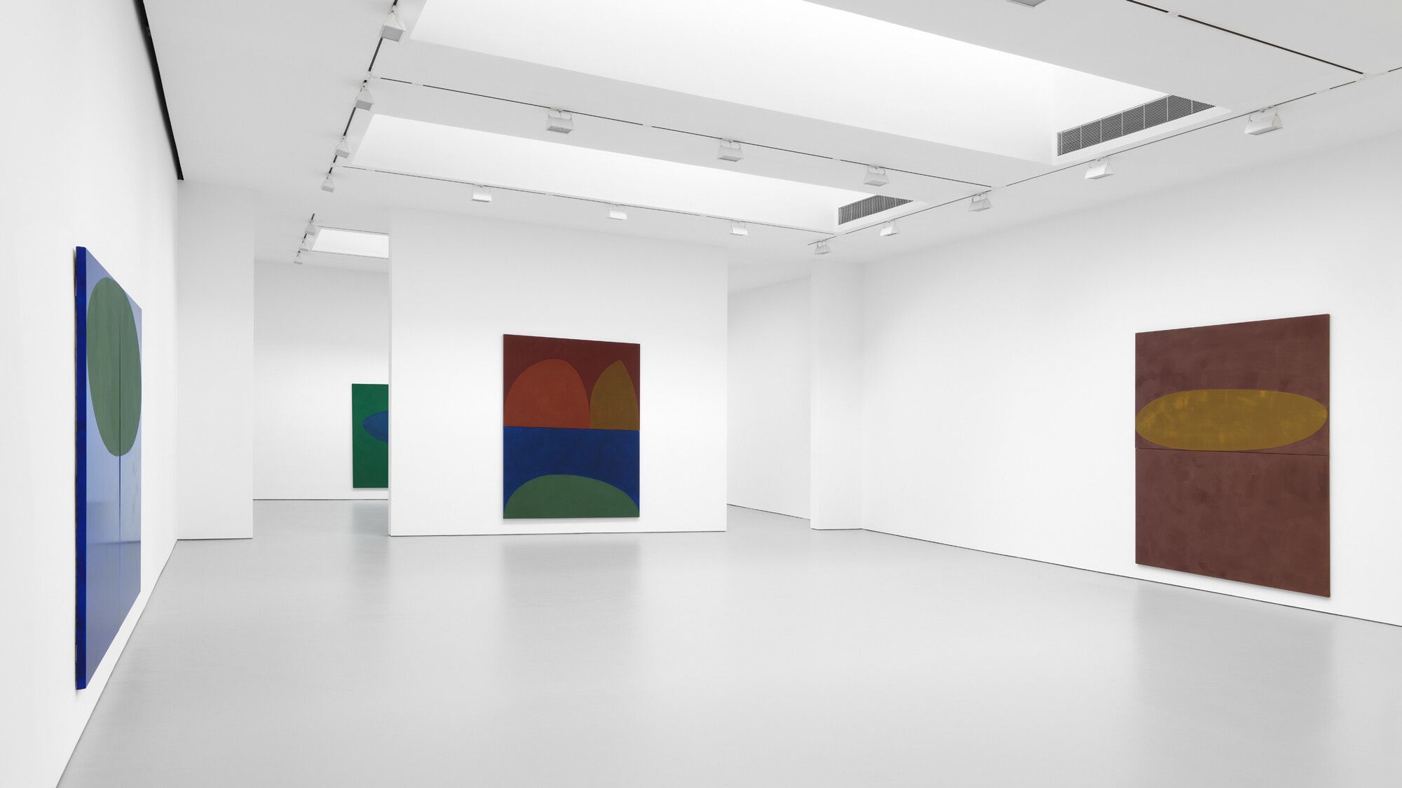 An installation view featuring paintings by Suzan Frecon, dated 2017