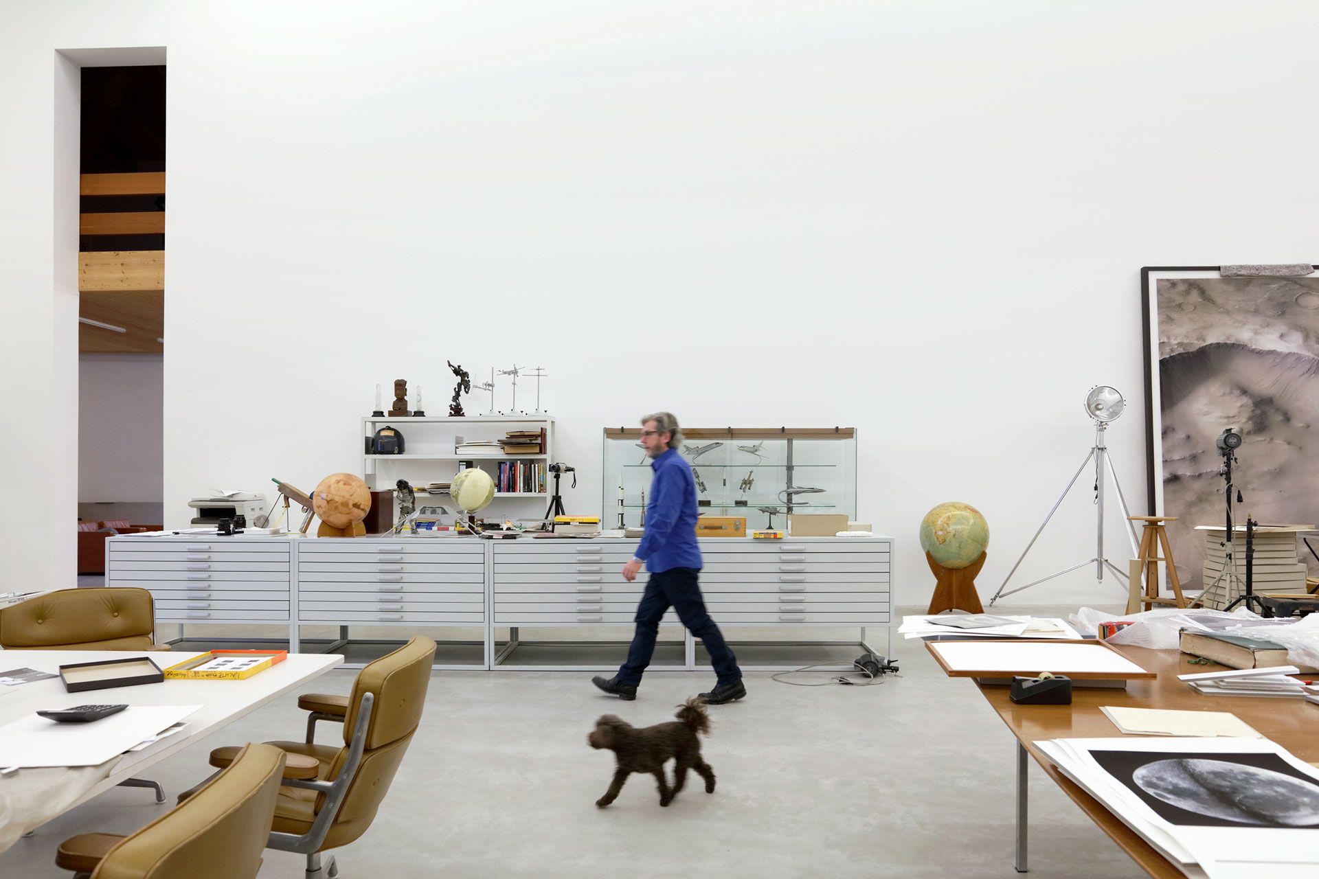 A photograph of Thomas Ruff in his studio, dated 2020. Photo by Juergen Staack
