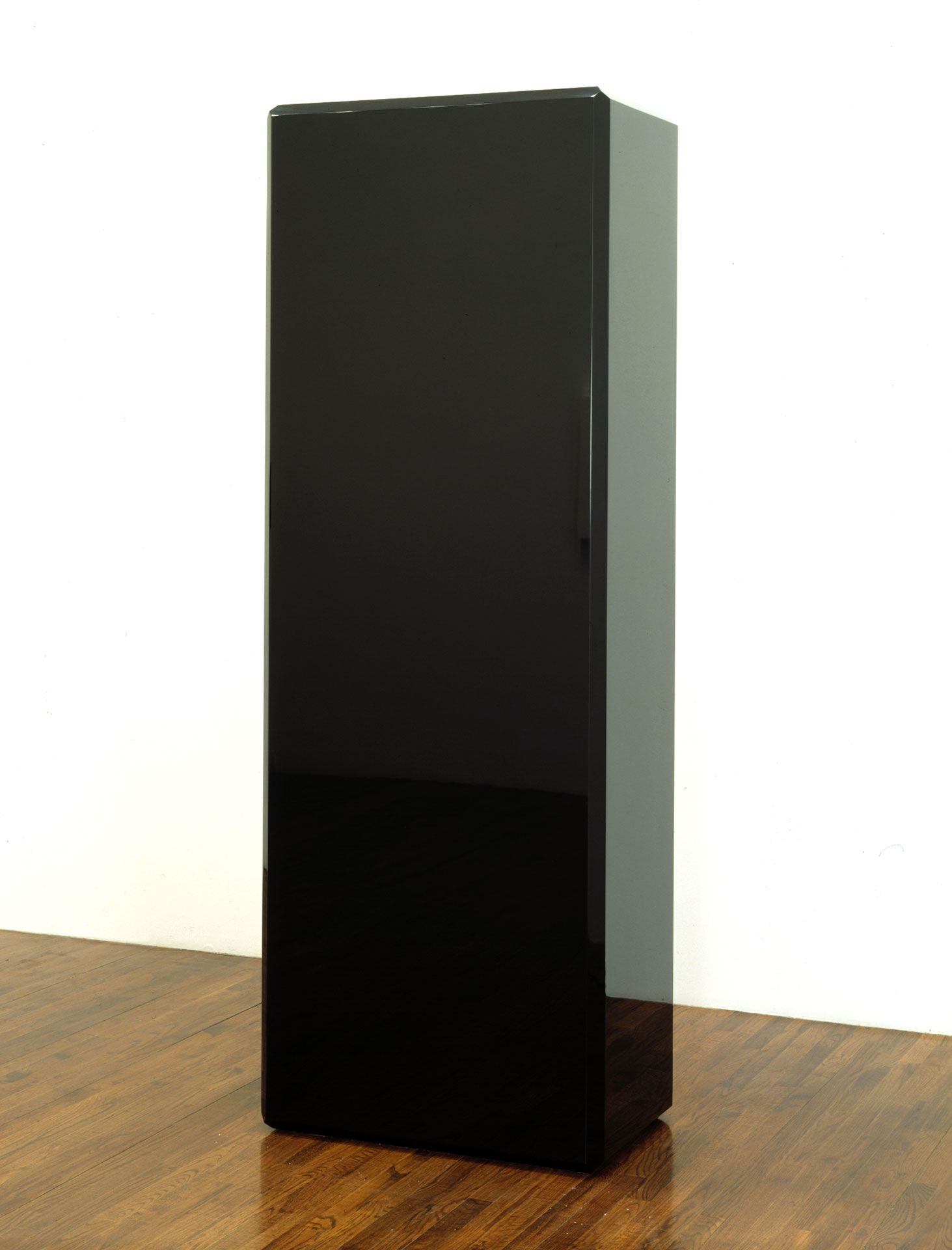 A sculpture by John McCracken, titled Thor, dated 1990.