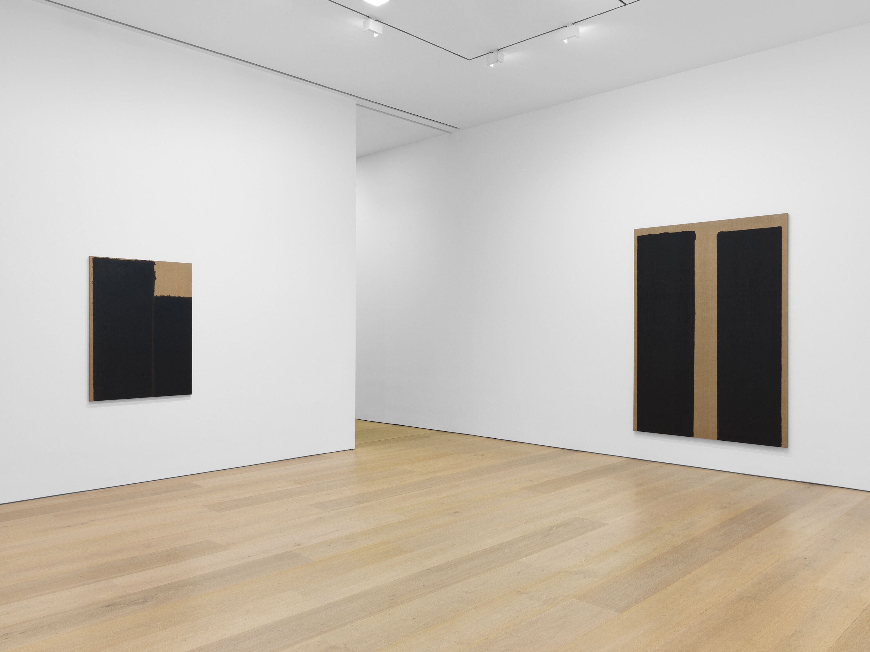 Installation view of the exhibition Yun Hyong-keun, David Zwirner, New York, 2020.