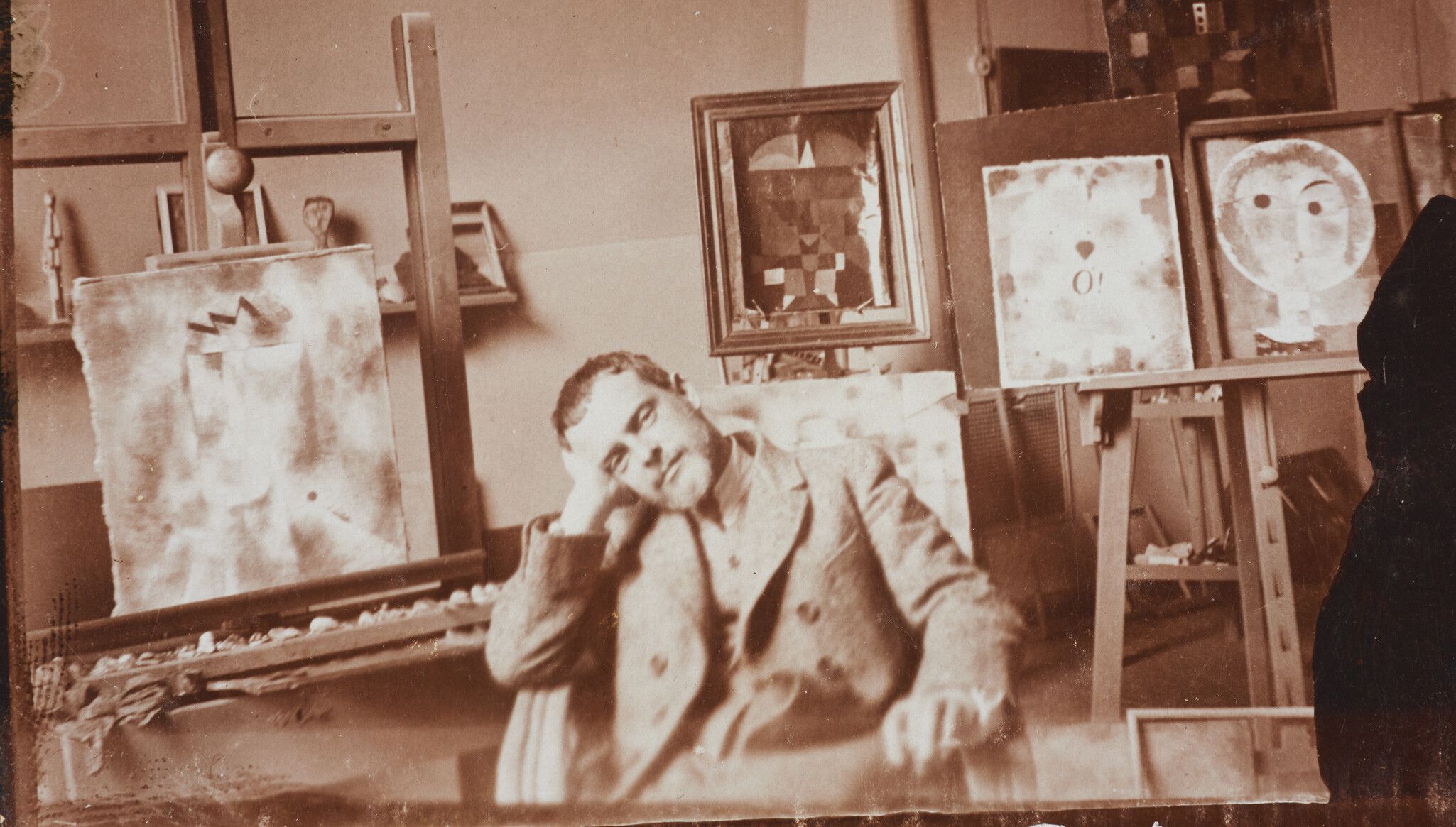 Paul Klee in seinem Atelier, Bauhaus Weimar, 1923. © Klee-Nachlassverwaltung, Hinterkappelen. Photo by Felix Klee, courtesy Zentrum Paul Klee, Bern, Bildarchiv