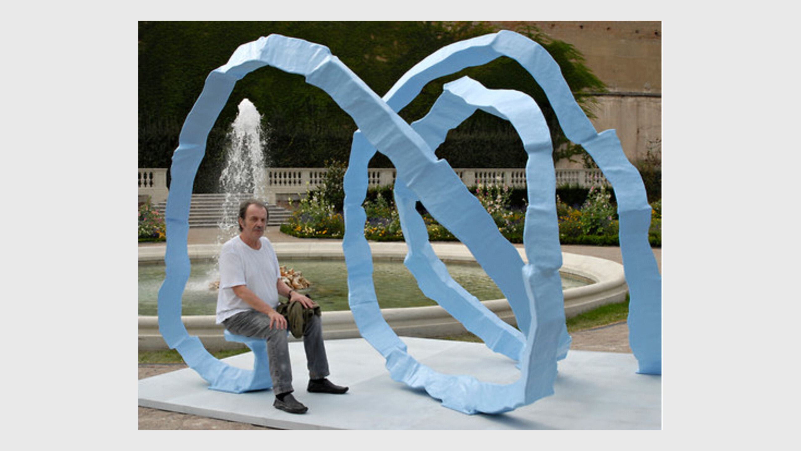 Franz West with one of his his sculptures, titled “Ergebnis,” 2008.