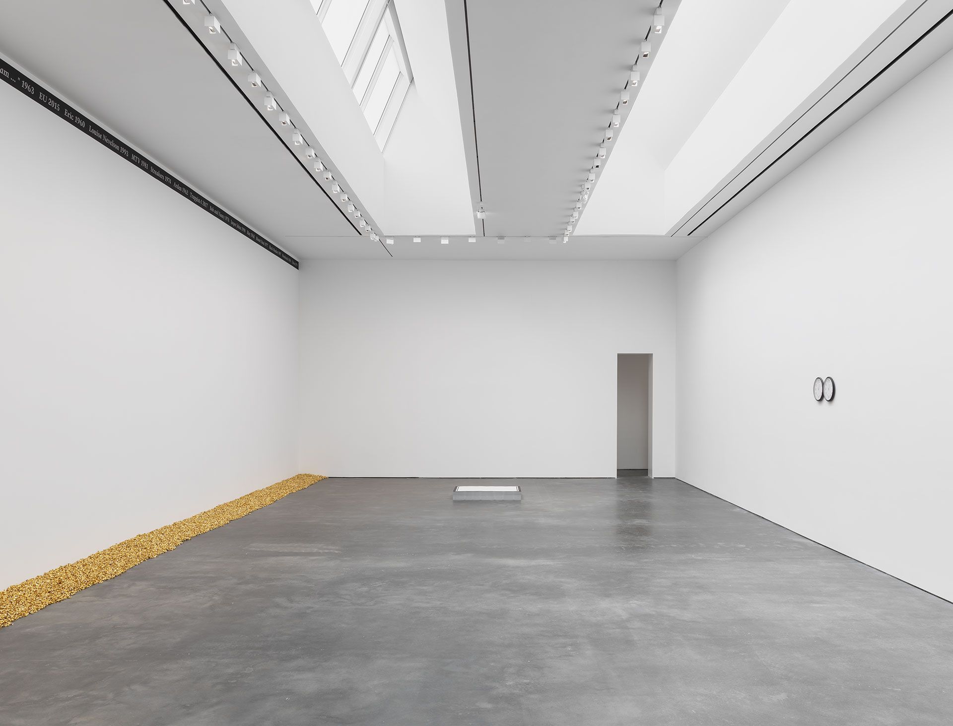 Installation view of the exhibition Felix Gonzalez-Torres, at David Zwirner New York, dated 2017.