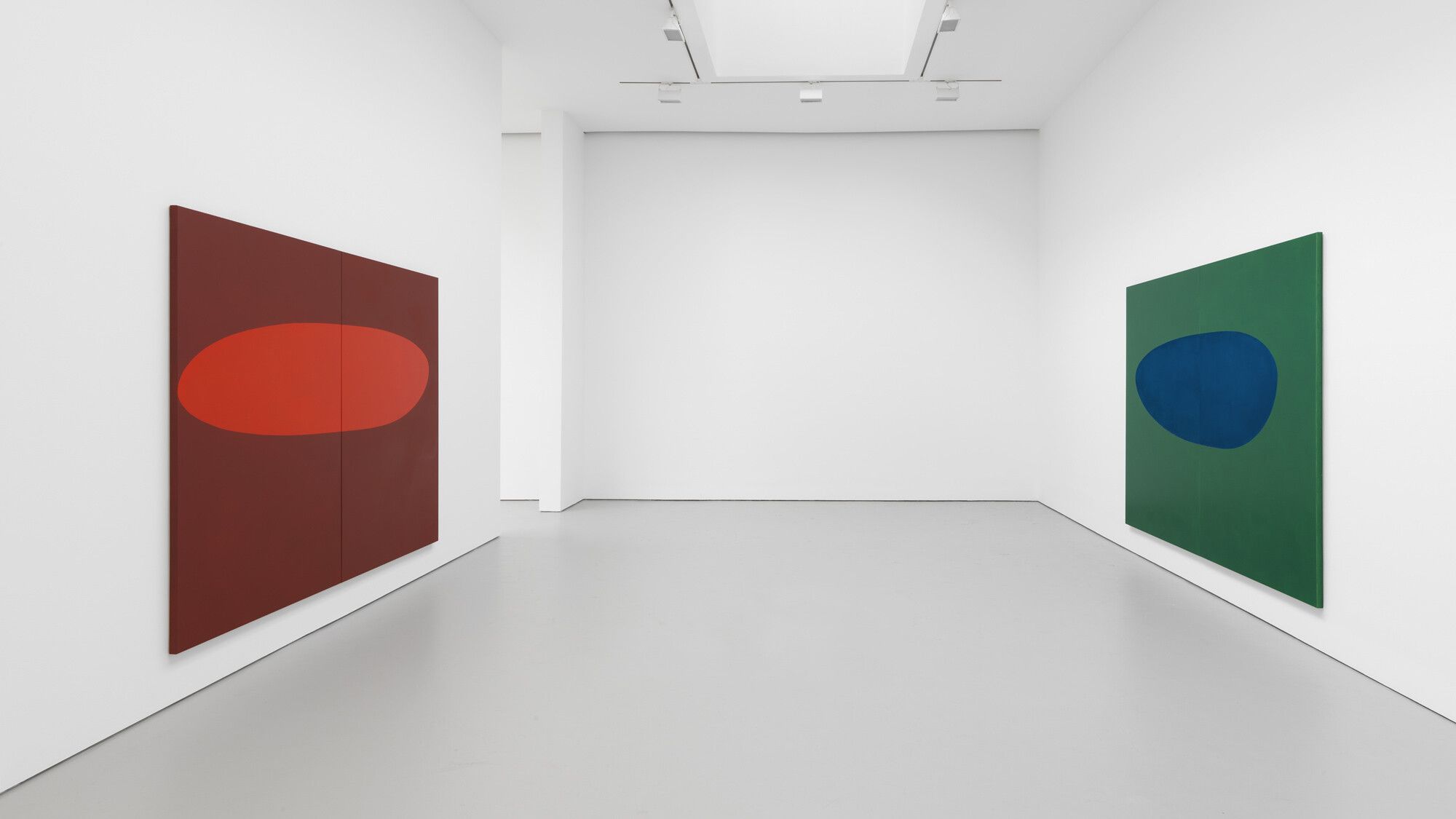 An installation view featuring paintings by Suzan Frecon, dated 2017