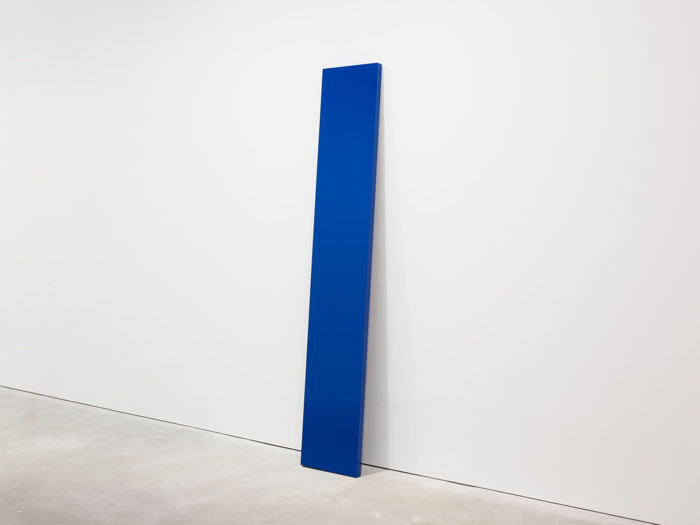 An untitled sculpture by John McCracken, dated 1982.