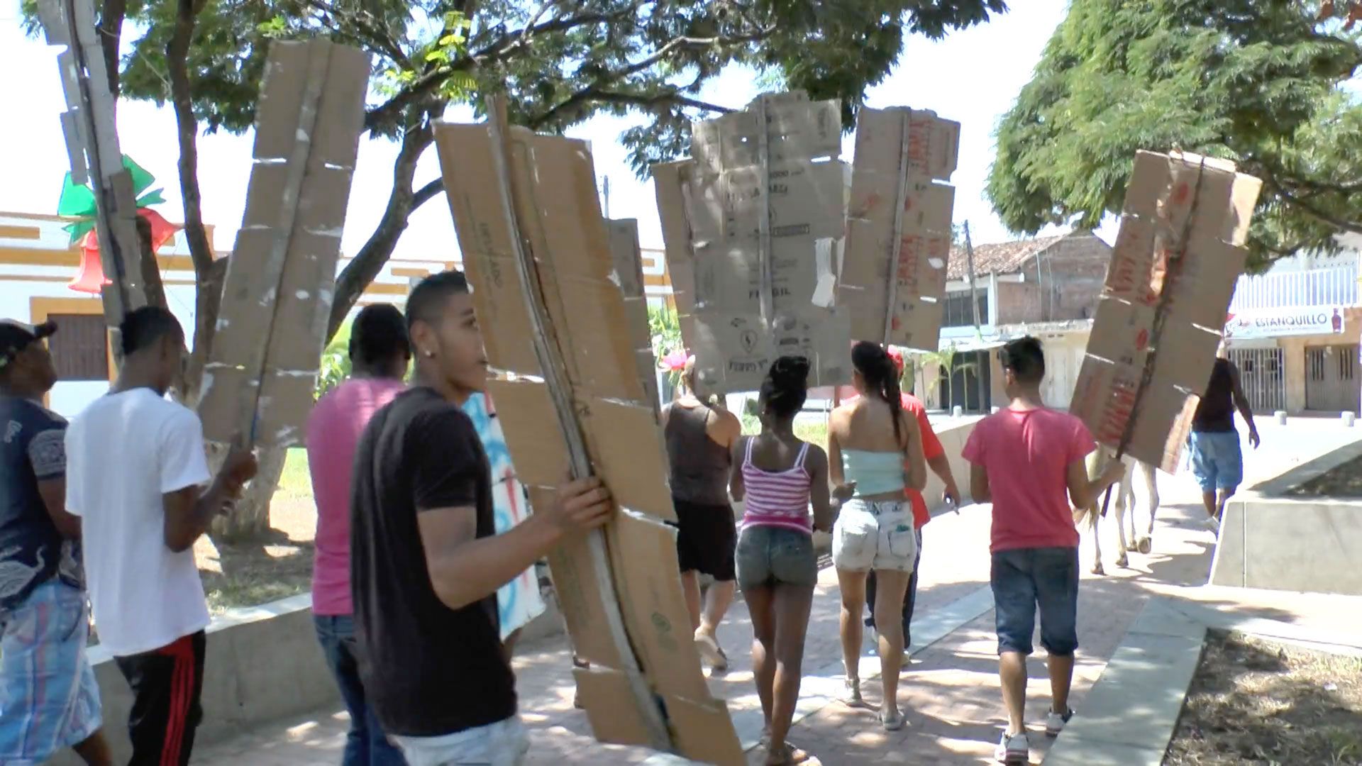 An image of a workshop lead by Oscar Murillo in La Paila, dated 2020.