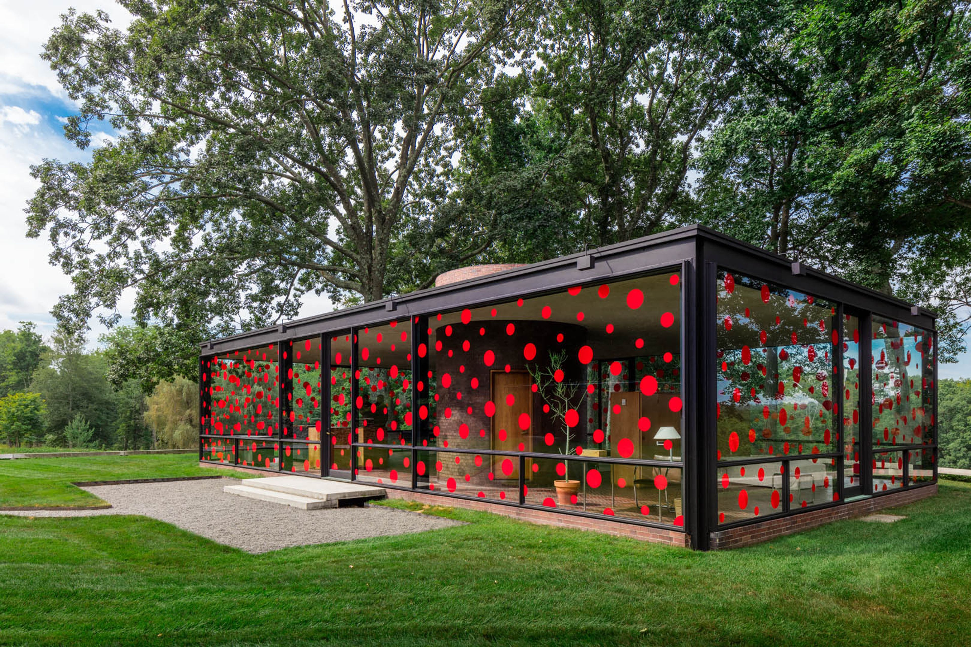 Installation view of the exhibition Yayoi Kusama: Narcissus Garden at the Philip Johnson Glass House in Connecticut, dated 2016.