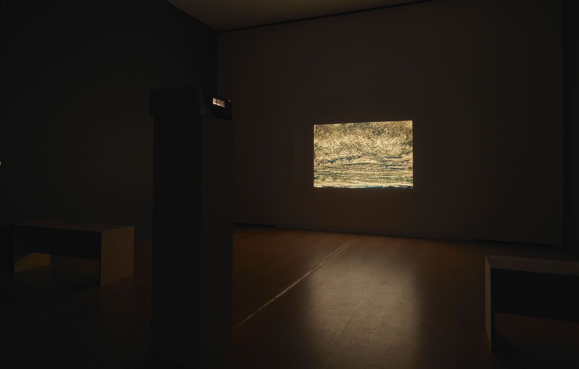 A video by Lucas Arruda, titled Sem título da série Deserto-Modelo, dated 2017.