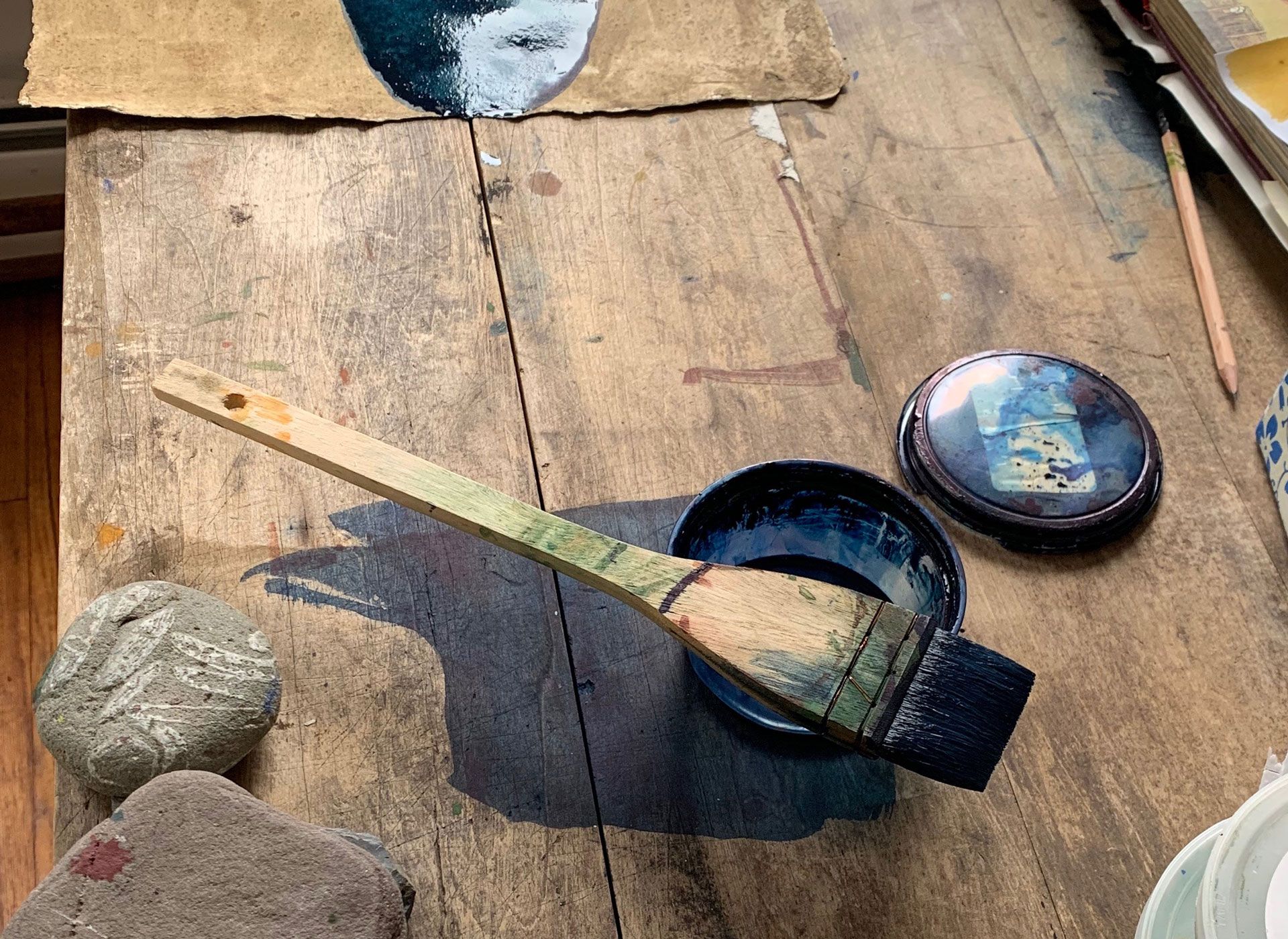  A photograph of Suzan Frecon’s studio