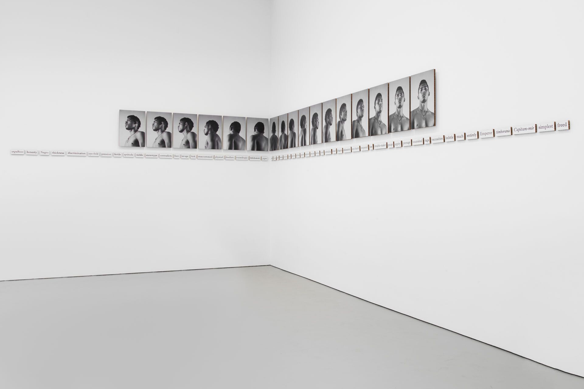 An installation by Jonathas de Andrade, titled Menosprezo / Belittle, por Oristes, dated 2017.