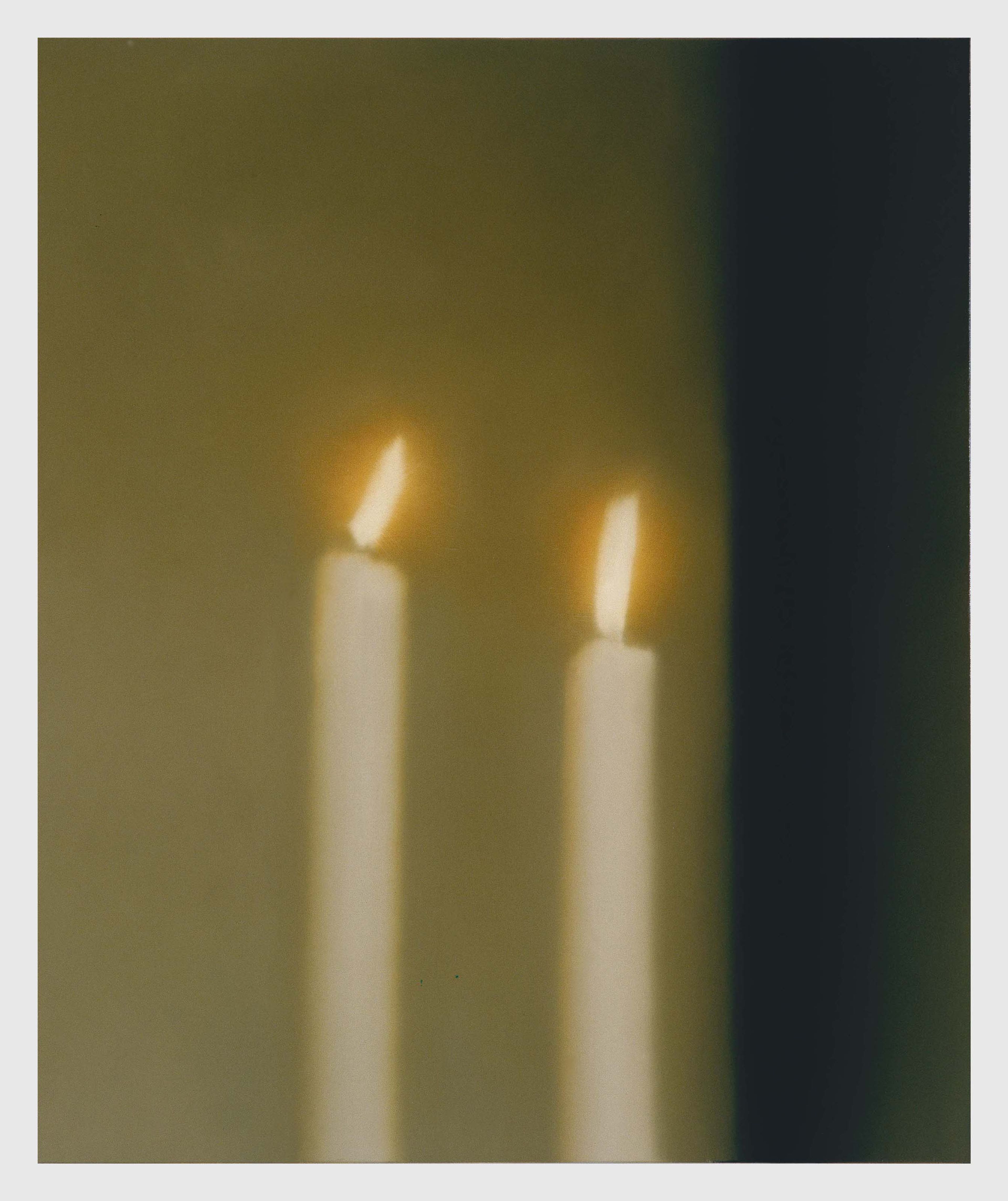 A painting by Gerhard Richter, titled ﻿Zwei Kerzen (Two Candles), dated 1982.