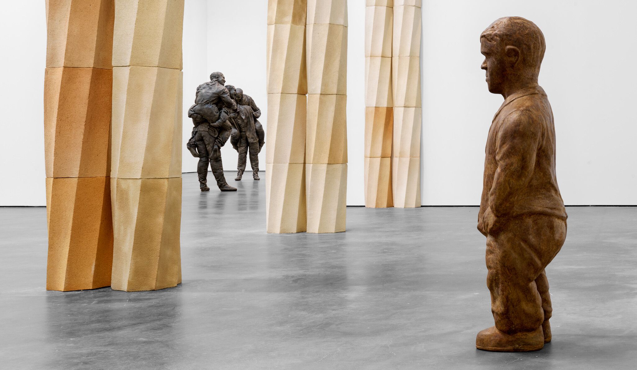 An installation view of the exhibition, Juan Muñoz: Seven Rooms, at David Zwirner in New York, dated 2022.